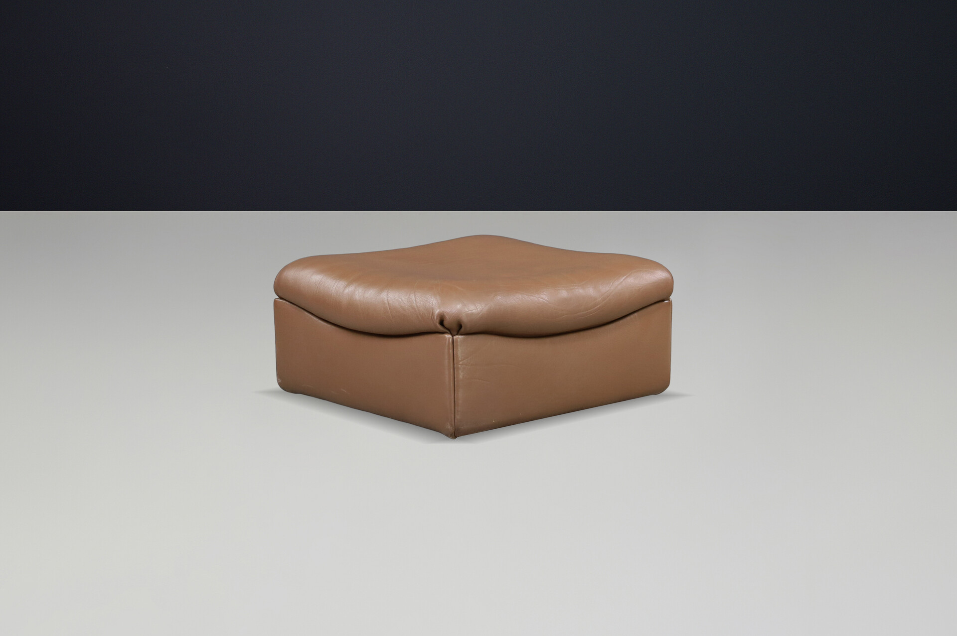 Mid century modern De Sede DS46 Ottoman in Buffalo Leather, Zwitserland 1970s Mid-20th century