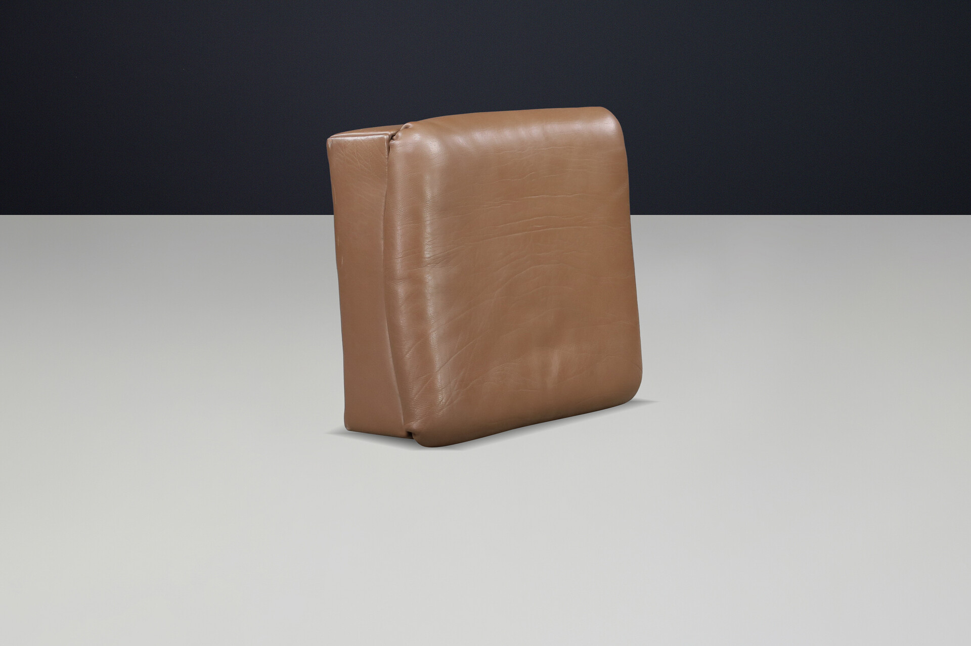 Mid century modern De Sede DS46 Ottoman in Buffalo Leather, Zwitserland 1970s Mid-20th century