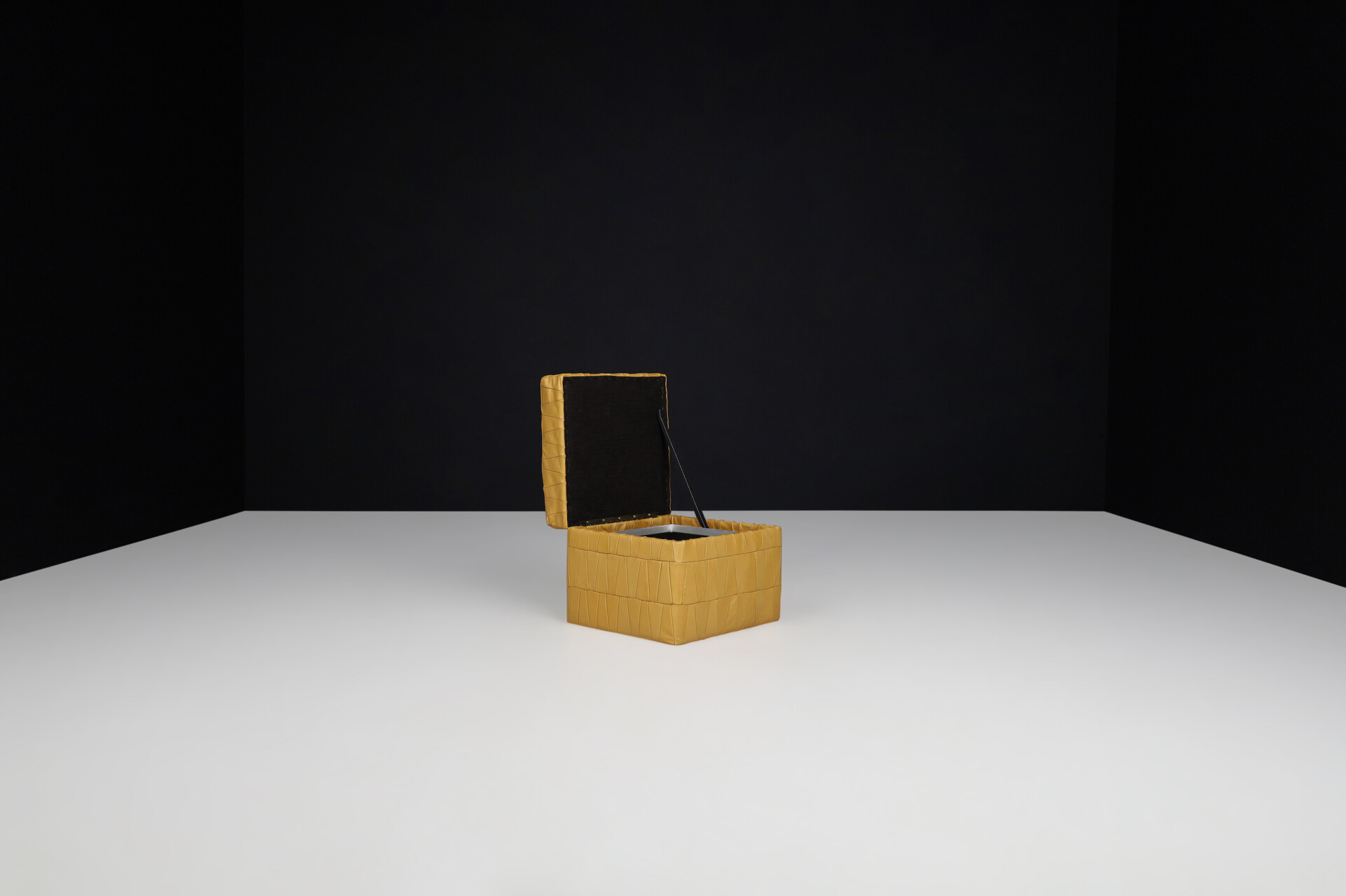 Mid century modern De Sede Patchwork Leather Pouf with extra storage , 1960s Switzerland Mid-20th century