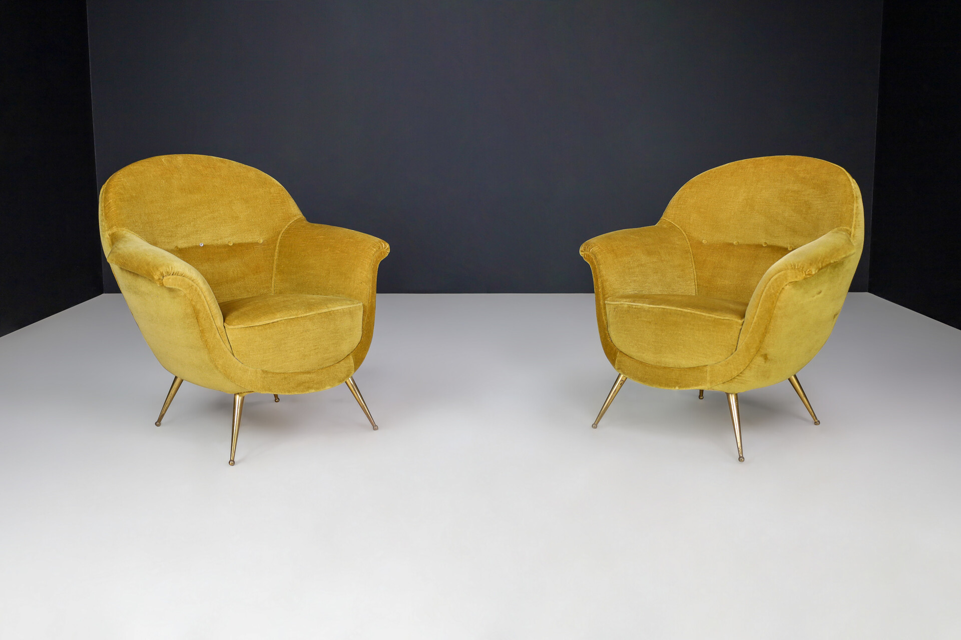 Mid century modern Federico Munari Armchairs in Velvet and Brass, Italy, the 1950s Mid-20th century