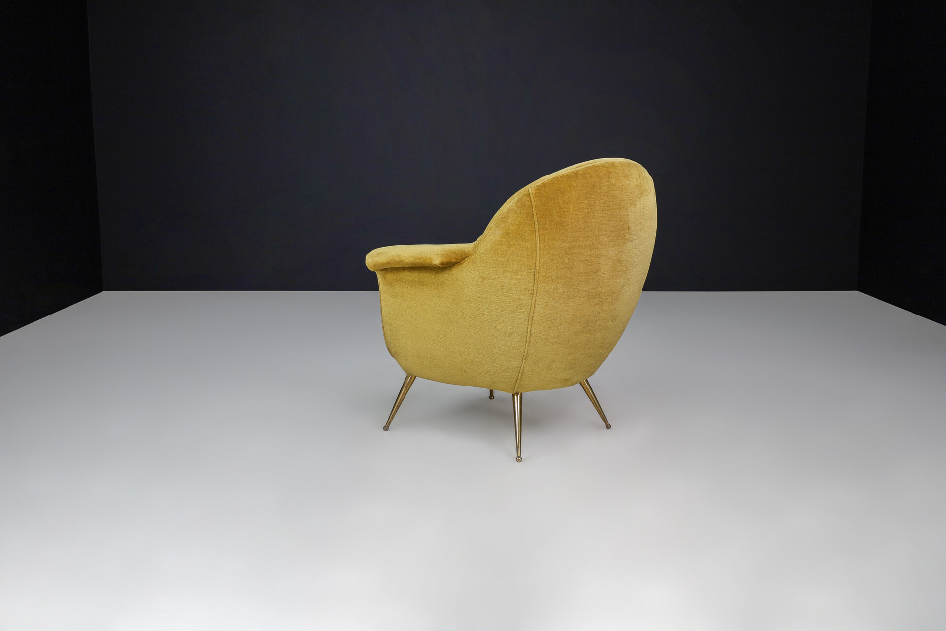 Mid century modern Federico Munari Armchairs in Velvet and Brass, Italy, the 1950s Mid-20th century