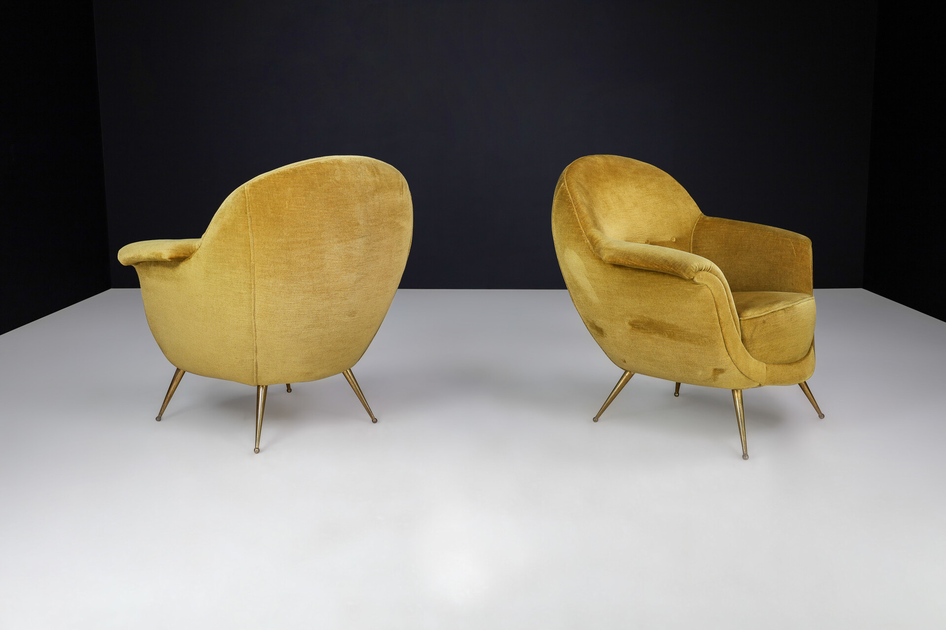 Mid century modern Federico Munari Armchairs in Velvet and Brass, Italy, the 1950s Mid-20th century