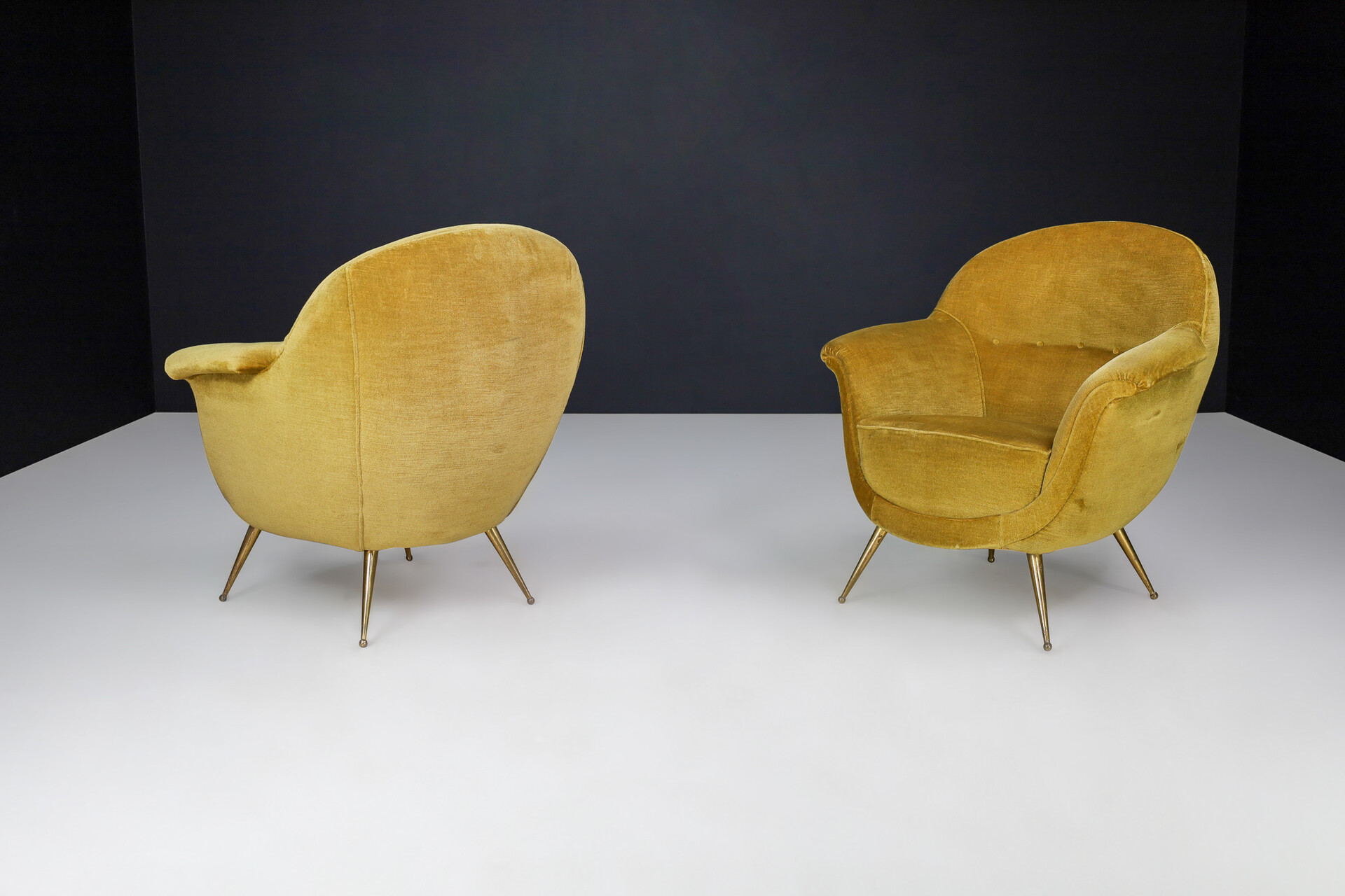 Mid century modern Federico Munari Armchairs in Velvet and Brass, Italy, the 1950s Mid-20th century