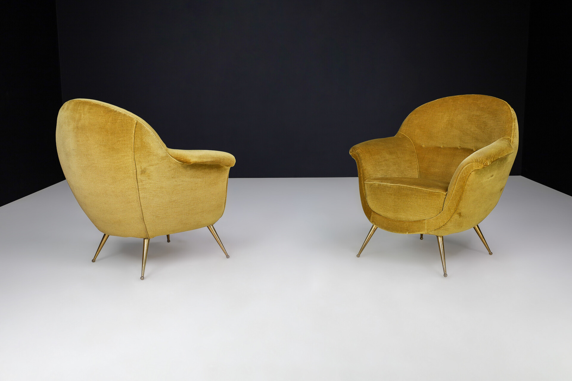 Mid century modern Federico Munari Armchairs in Velvet and Brass, Italy, the 1950s Mid-20th century