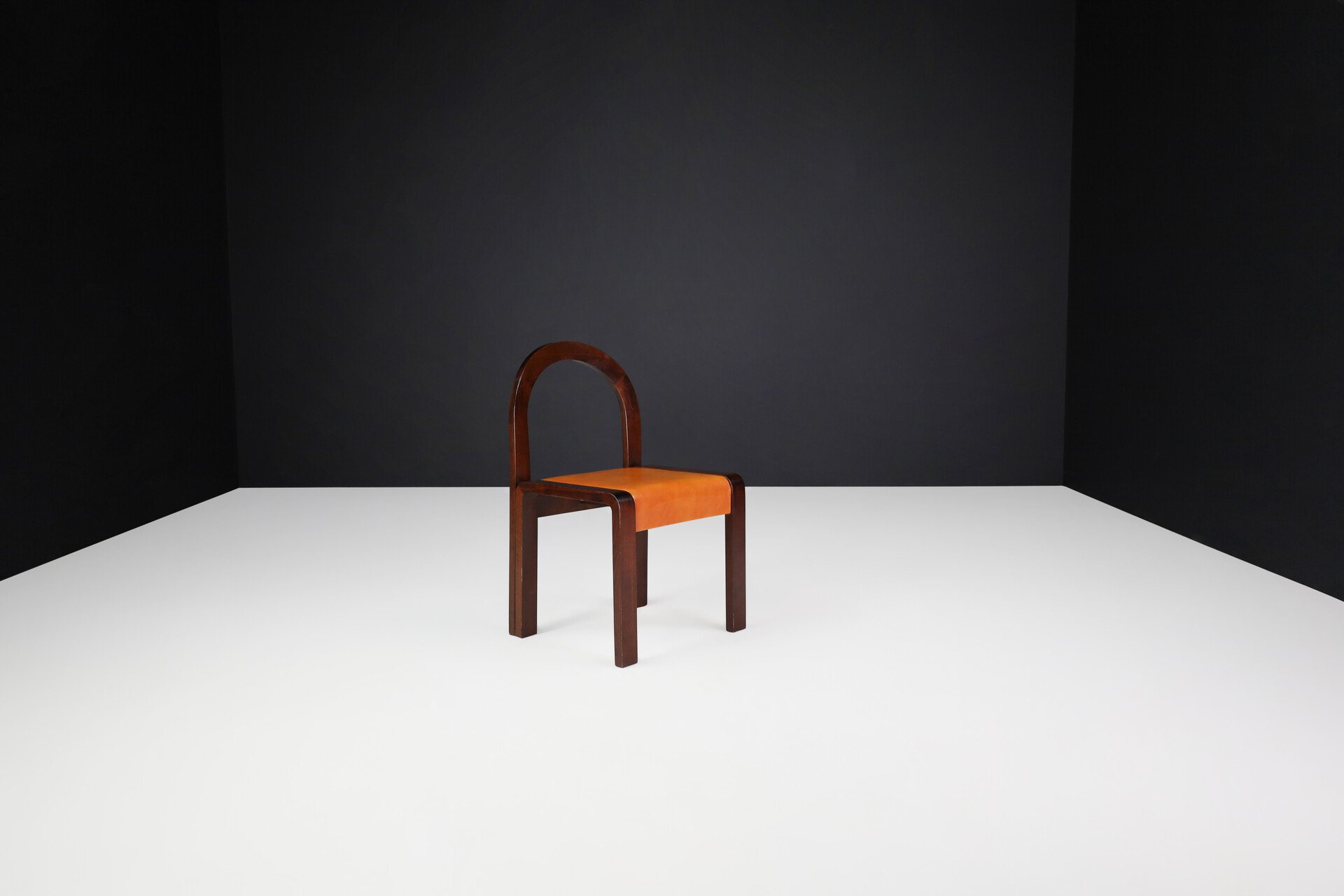 Mid century modern Gae Aulenti leather and wanut dining chairs, Italy 1960s Mid-20th century