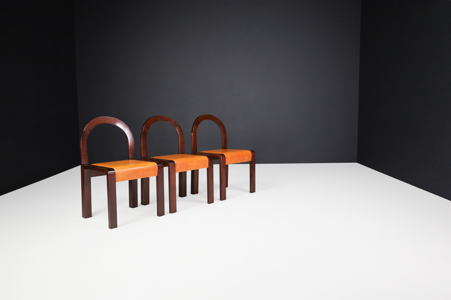 Mid century modern Gae Aulenti leather and wanut dining chairs, Italy 1960s Mid-20th century