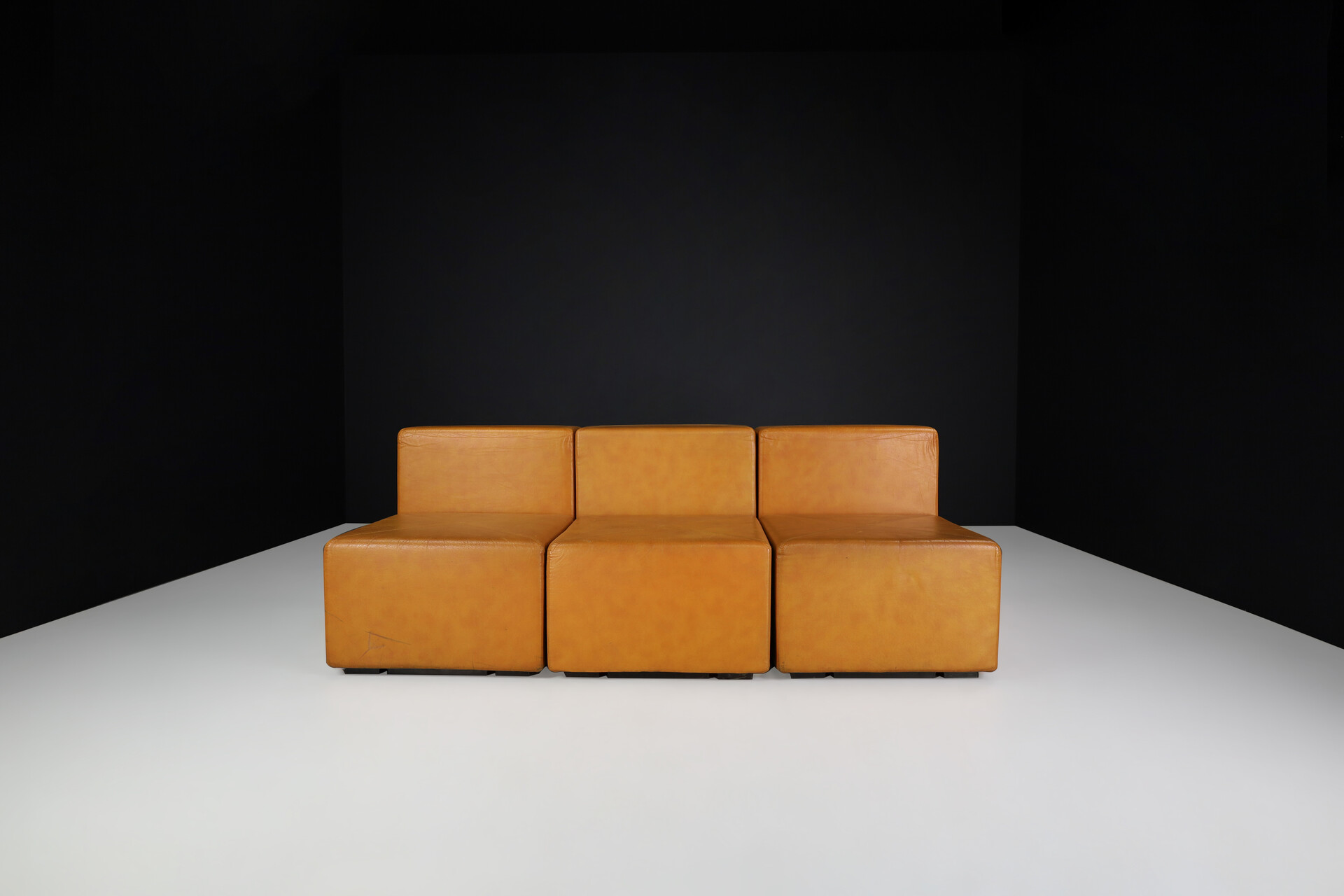 Mid century modern Giancarlo Piretti for Anonima Castelli Cognac Leather modular 'Sistema 61' sofa, Italy 1970s Late-20th century