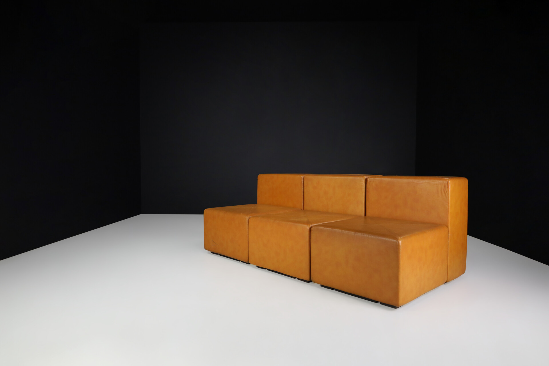 Mid century modern Giancarlo Piretti for Anonima Castelli Cognac Leather modular 'Sistema 61' sofa, Italy 1970s Late-20th century