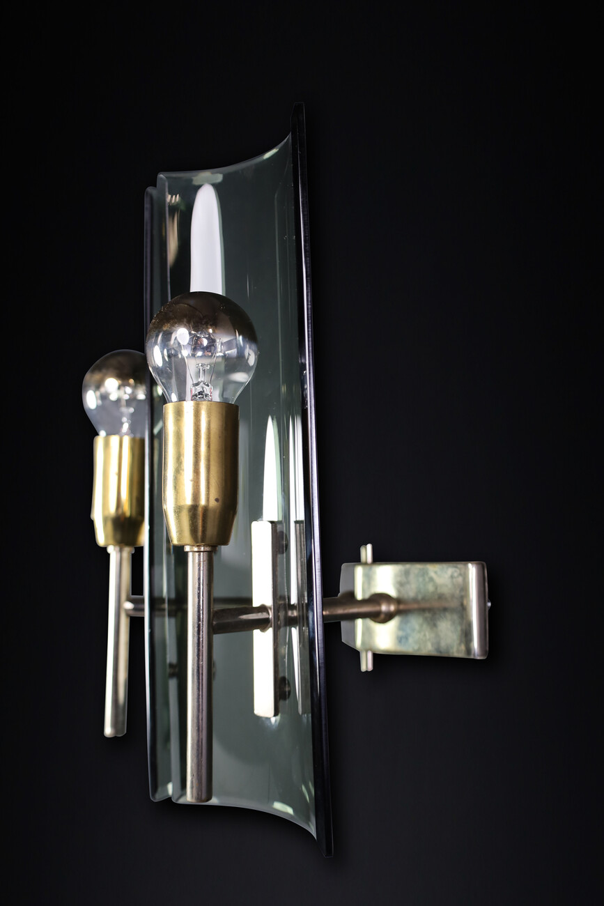 Mid century modern Gino Paroldo Sconces in Brass and Curved Glass, Italy 1950s Mid-20th century