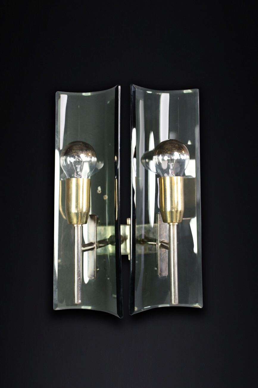 Mid century modern Gino Paroldo Sconces in Brass and Curved Glass, Italy 1950s Mid-20th century