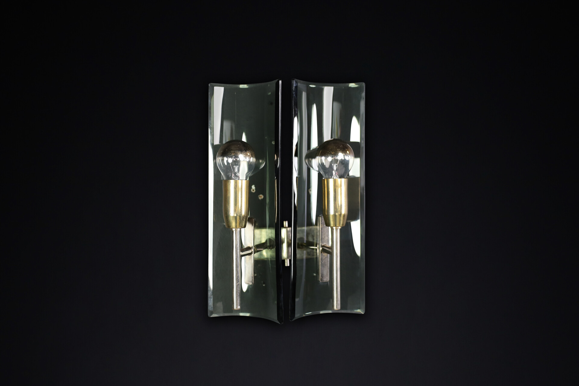 Mid century modern Gino Paroldo Sconces in Brass and Curved Glass, Italy 1950s Mid-20th century