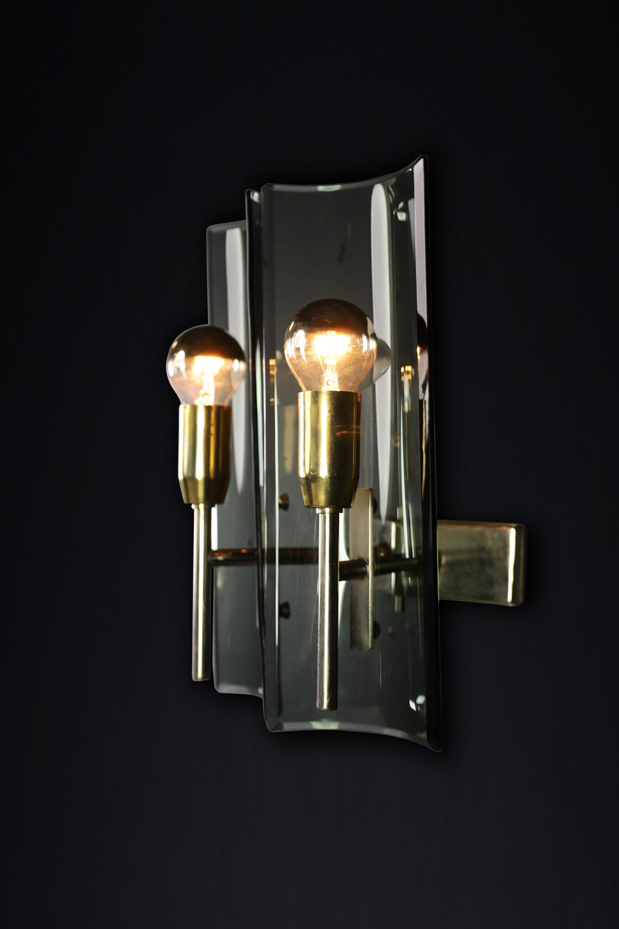 Mid century modern Gino Paroldo Sconces in Brass and Curved Glass, Italy 1950s Mid-20th century