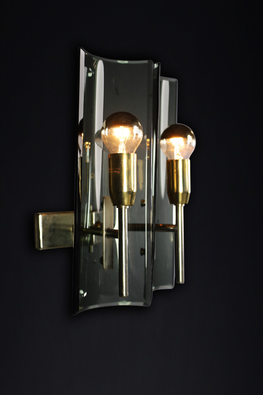 Mid century modern Gino Paroldo Sconces in Brass and Curved Glass, Italy 1950s Mid-20th century