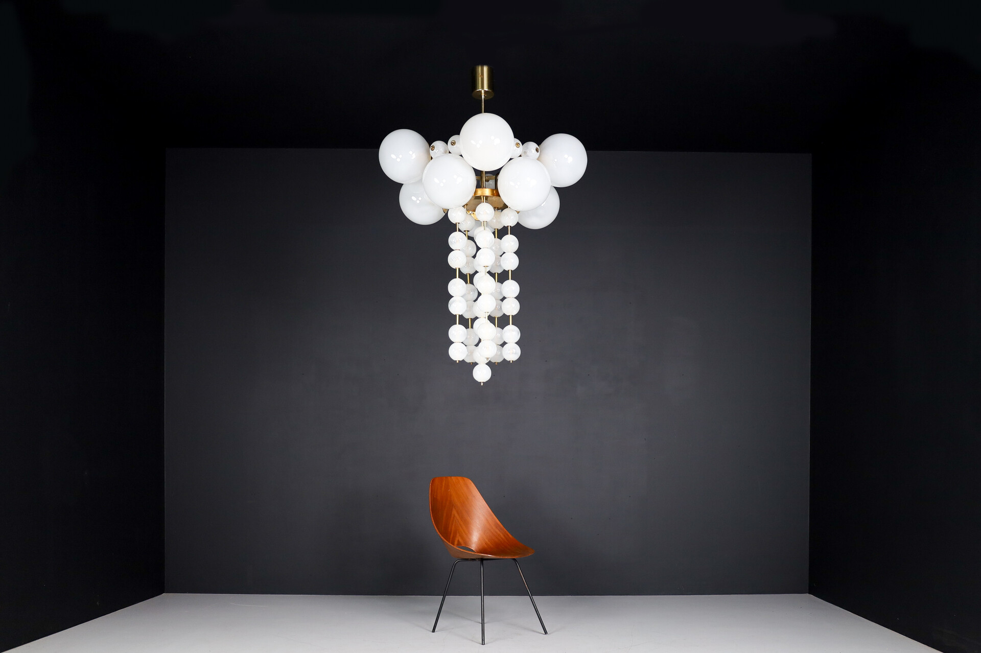 Mid century modern Grand Bohemian Chandeliers With Brass Fixture And Hand-Blowed Frosted Glass Globes, 1960s Mid-20th century