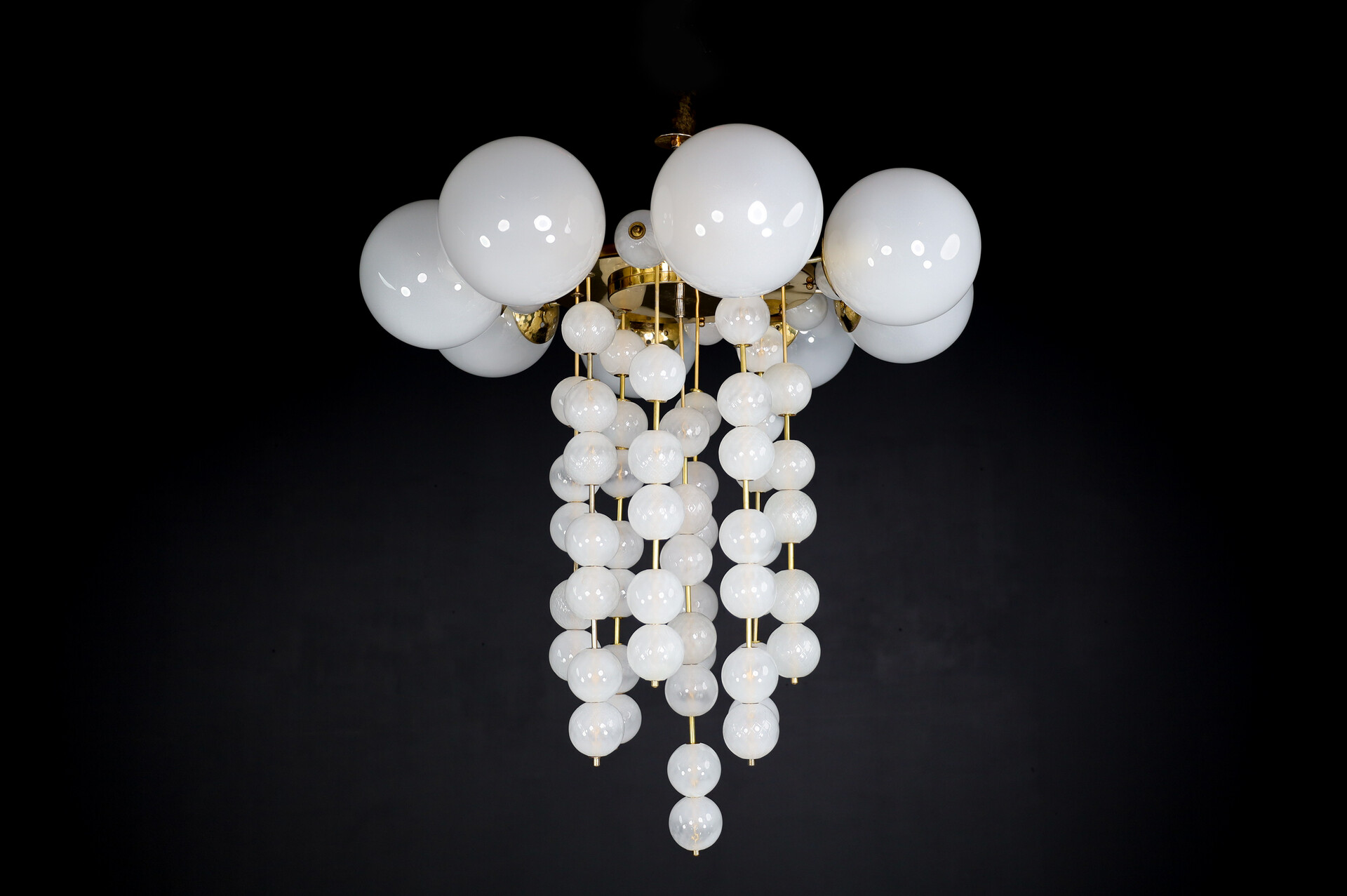 Mid century modern Grand Chandelier with Brass Fixture and Hand-blowed Frosted Glass Globes, 1960s Mid-20th century