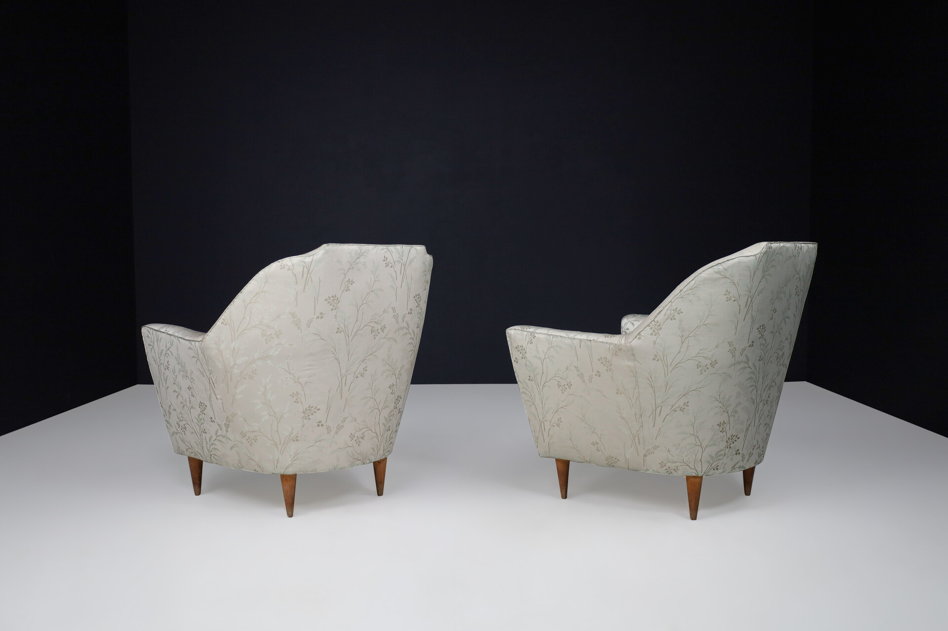 Mid century modern Ico Parisi Armchairs in Fabric and Tapered wooden Legs, Italy 1950s Mid-20th century