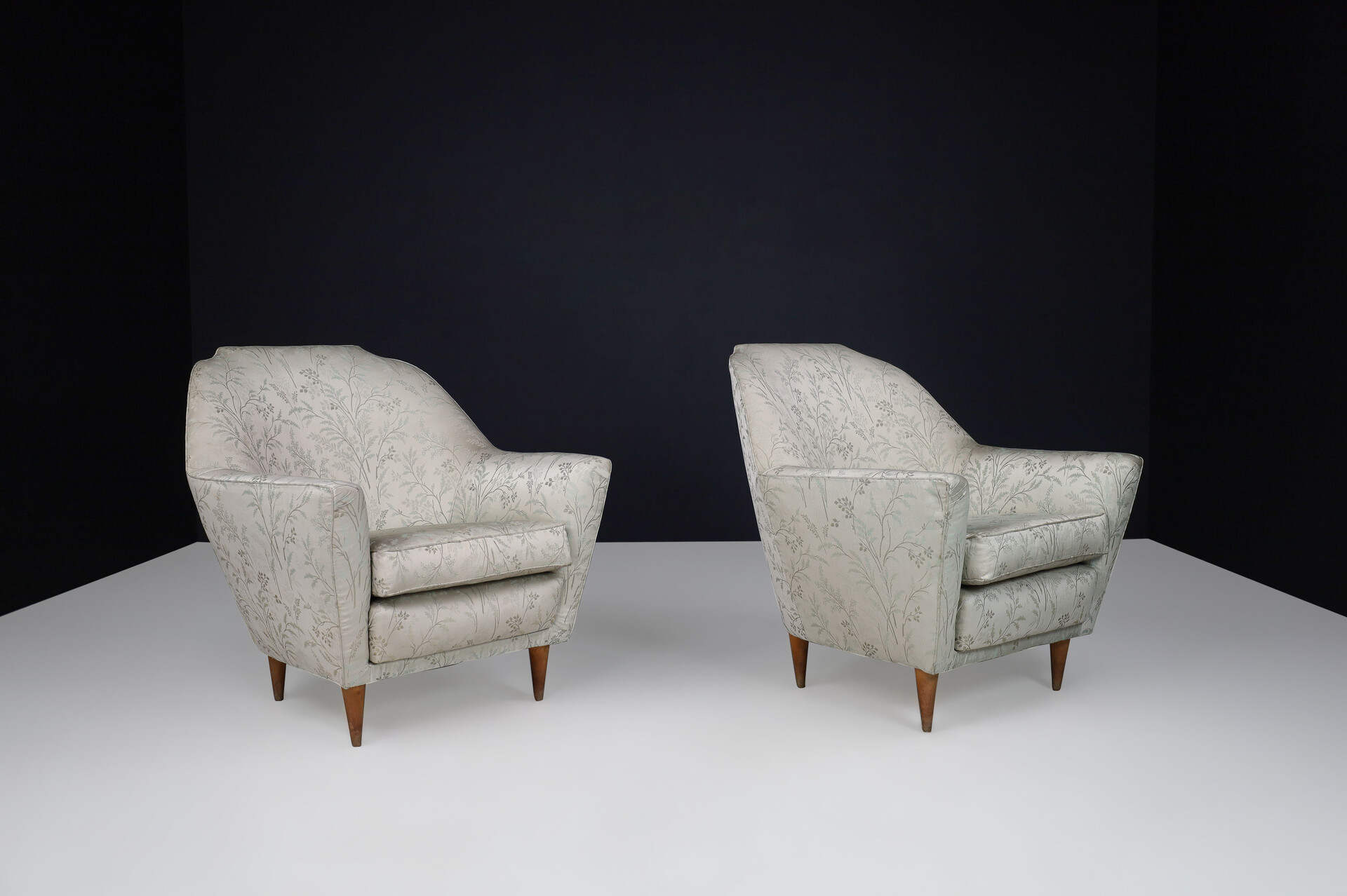 Mid century modern Ico Parisi Armchairs in Fabric and Tapered wooden Legs, Italy 1950s Mid-20th century
