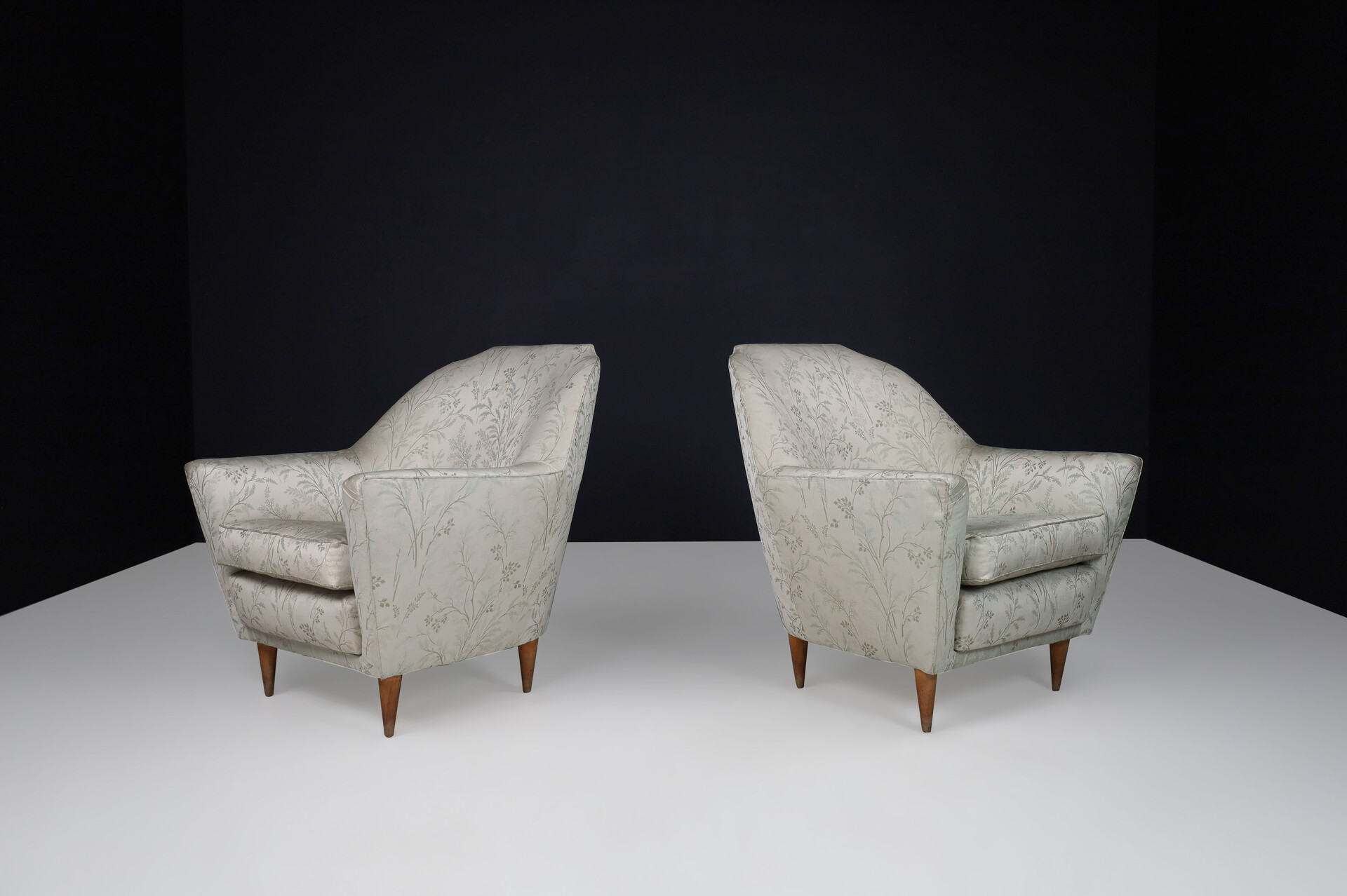 Mid century modern Ico Parisi Armchairs in Fabric and Tapered wooden Legs, Italy 1950s Mid-20th century