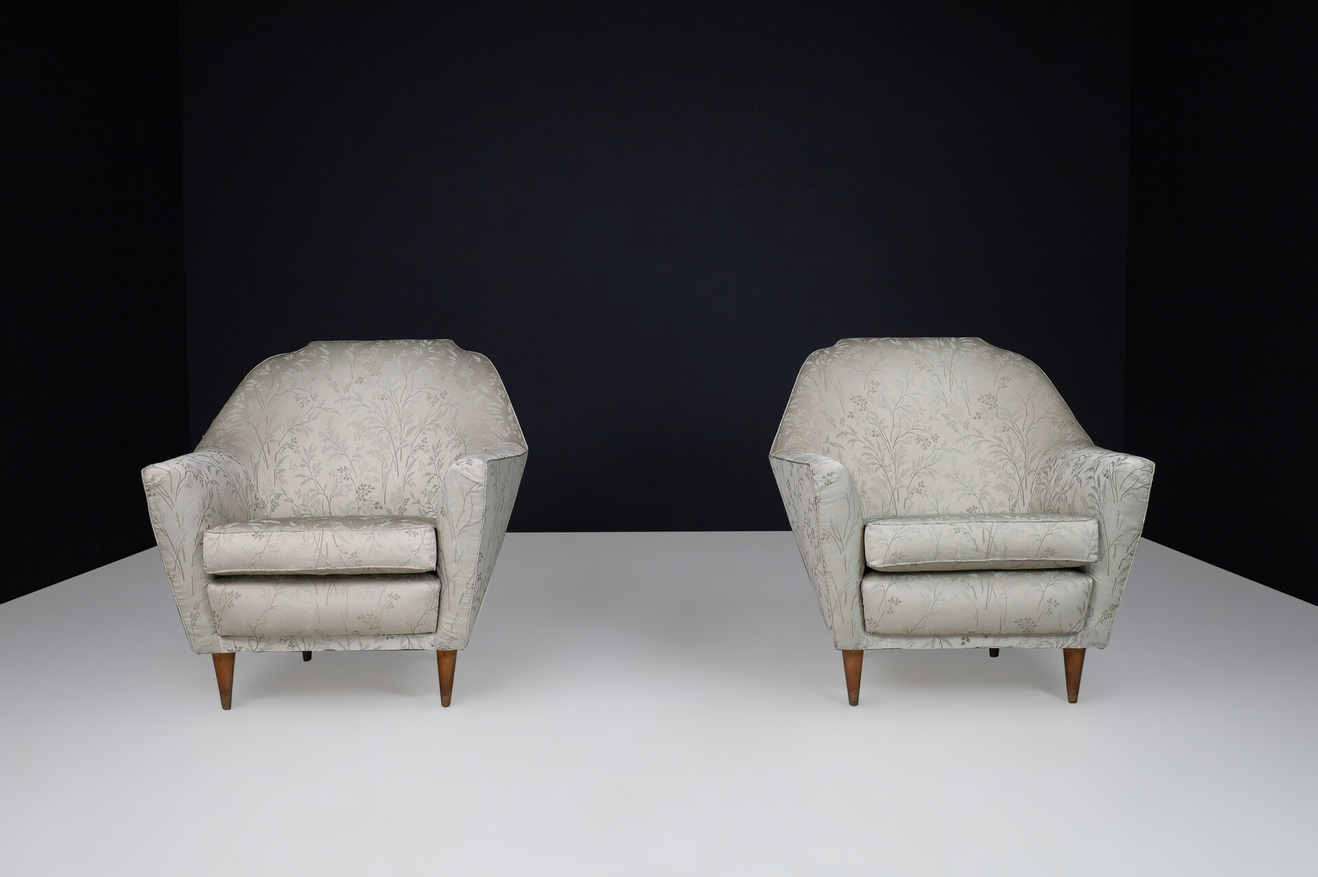 Mid century modern Ico Parisi Armchairs in Fabric and Tapered wooden Legs, Italy 1950s Mid-20th century