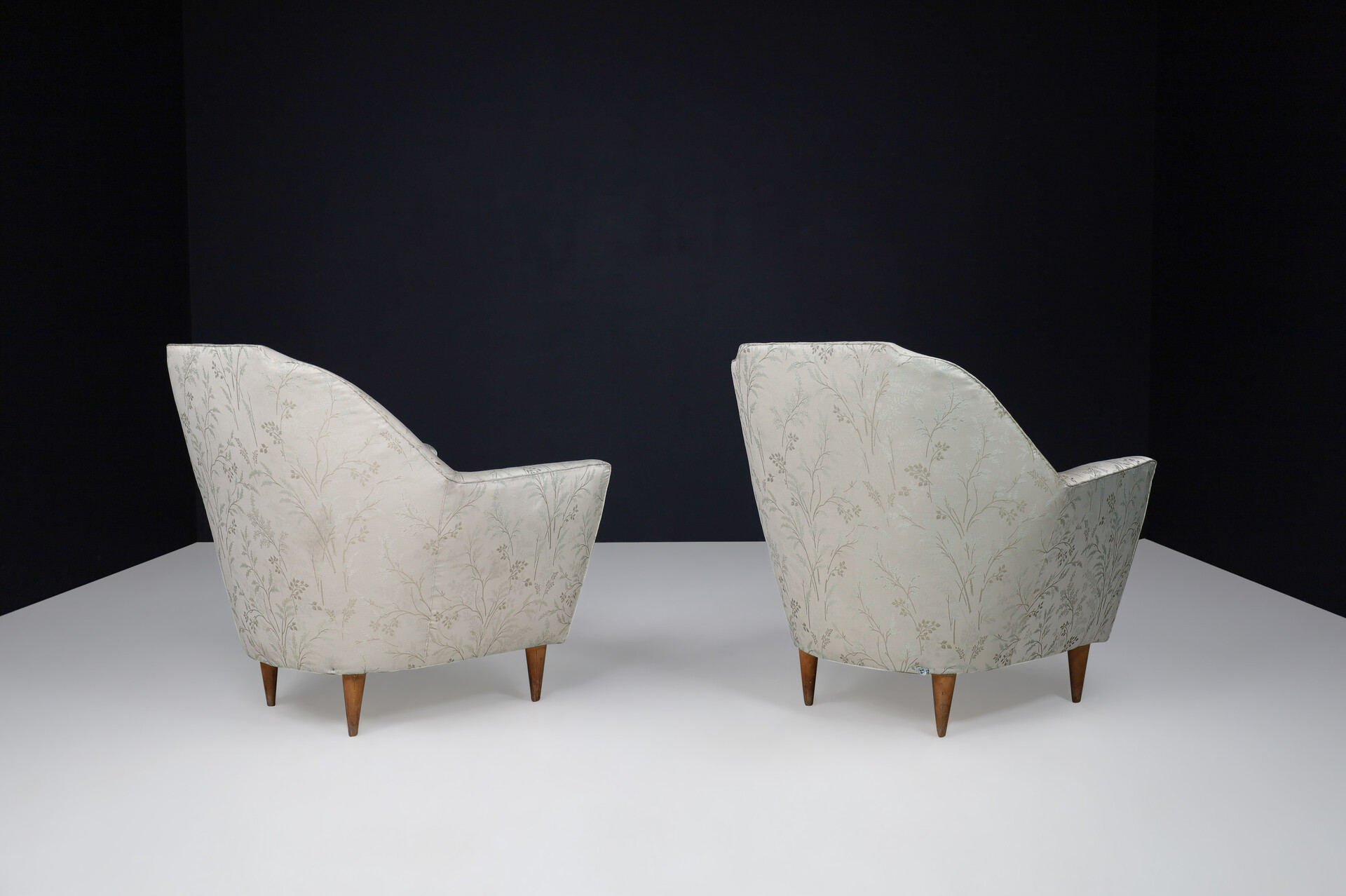 Mid century modern Ico Parisi Armchairs in Fabric and Tapered wooden Legs, Italy 1950s Mid-20th century