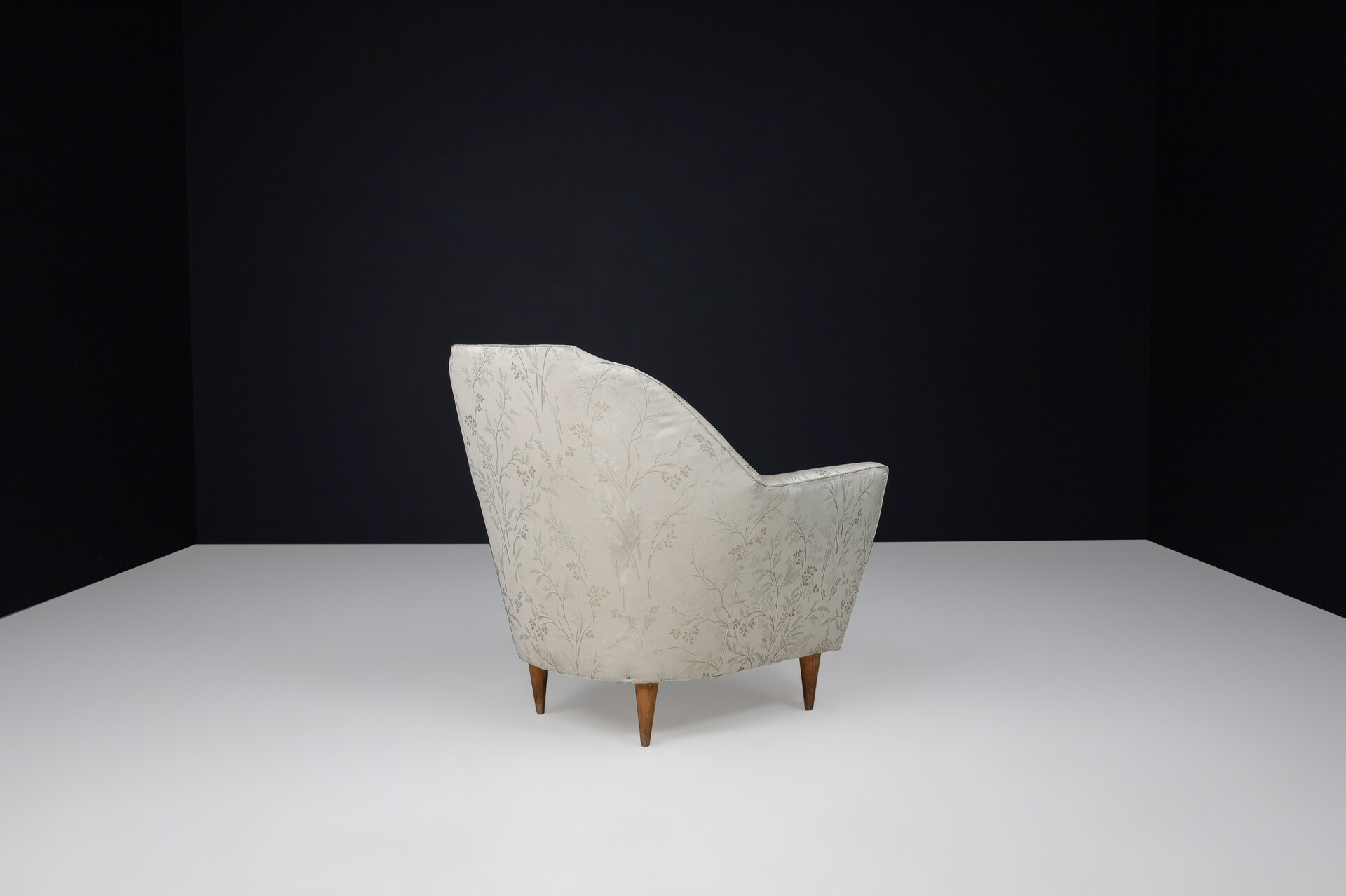 Mid century modern Ico Parisi Armchairs in Fabric and Tapered wooden Legs, Italy 1950s Mid-20th century