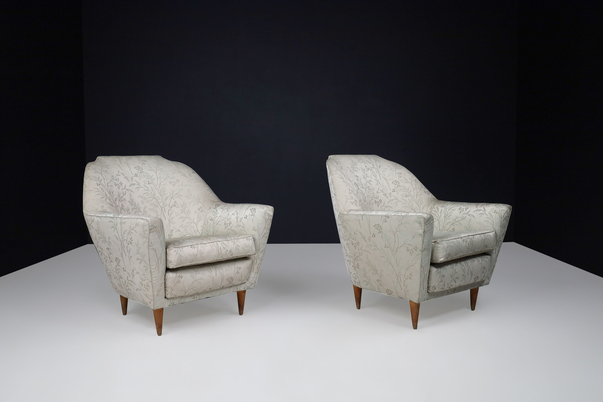 Mid century modern Ico Parisi Armchairs in Fabric and Tapered wooden Legs, Italy 1950s Mid-20th century