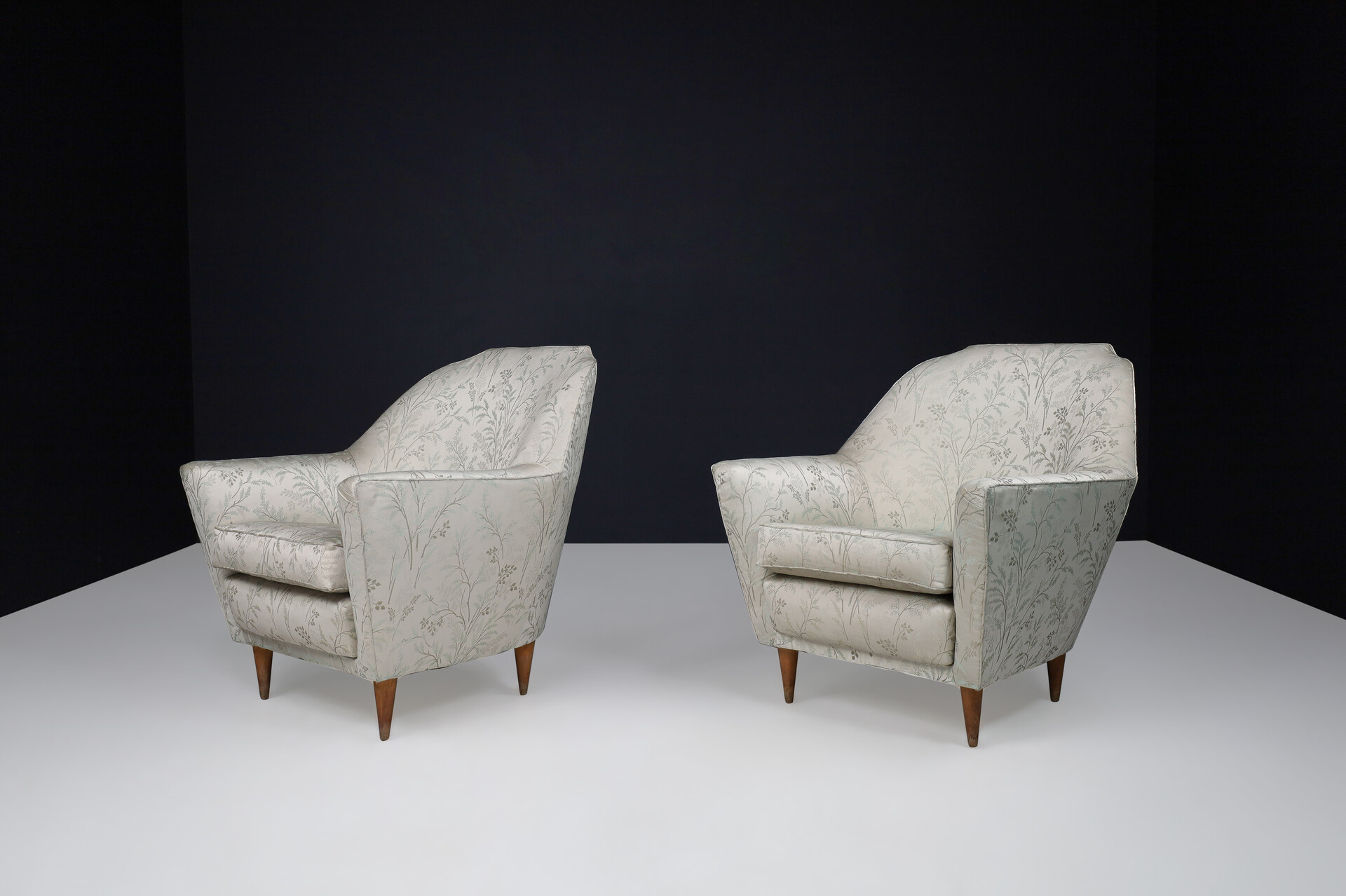 Mid century modern Ico Parisi Armchairs in Fabric and Tapered wooden Legs, Italy 1950s Mid-20th century