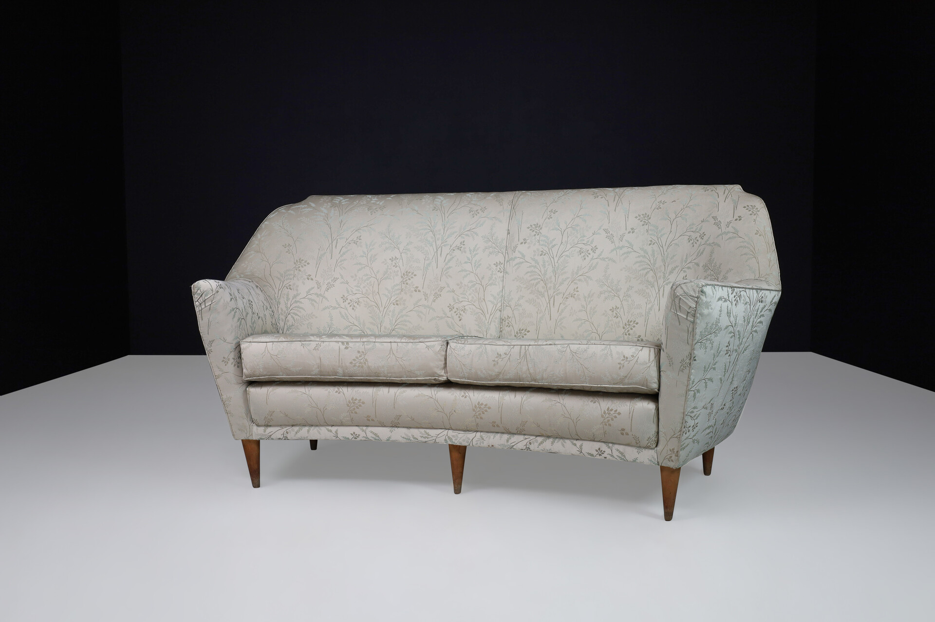 Mid century modern Ico Parisi Sofa in Leaf Motif Fabric and Tapered Wooden Legs, Italy 1950s Mid-20th century