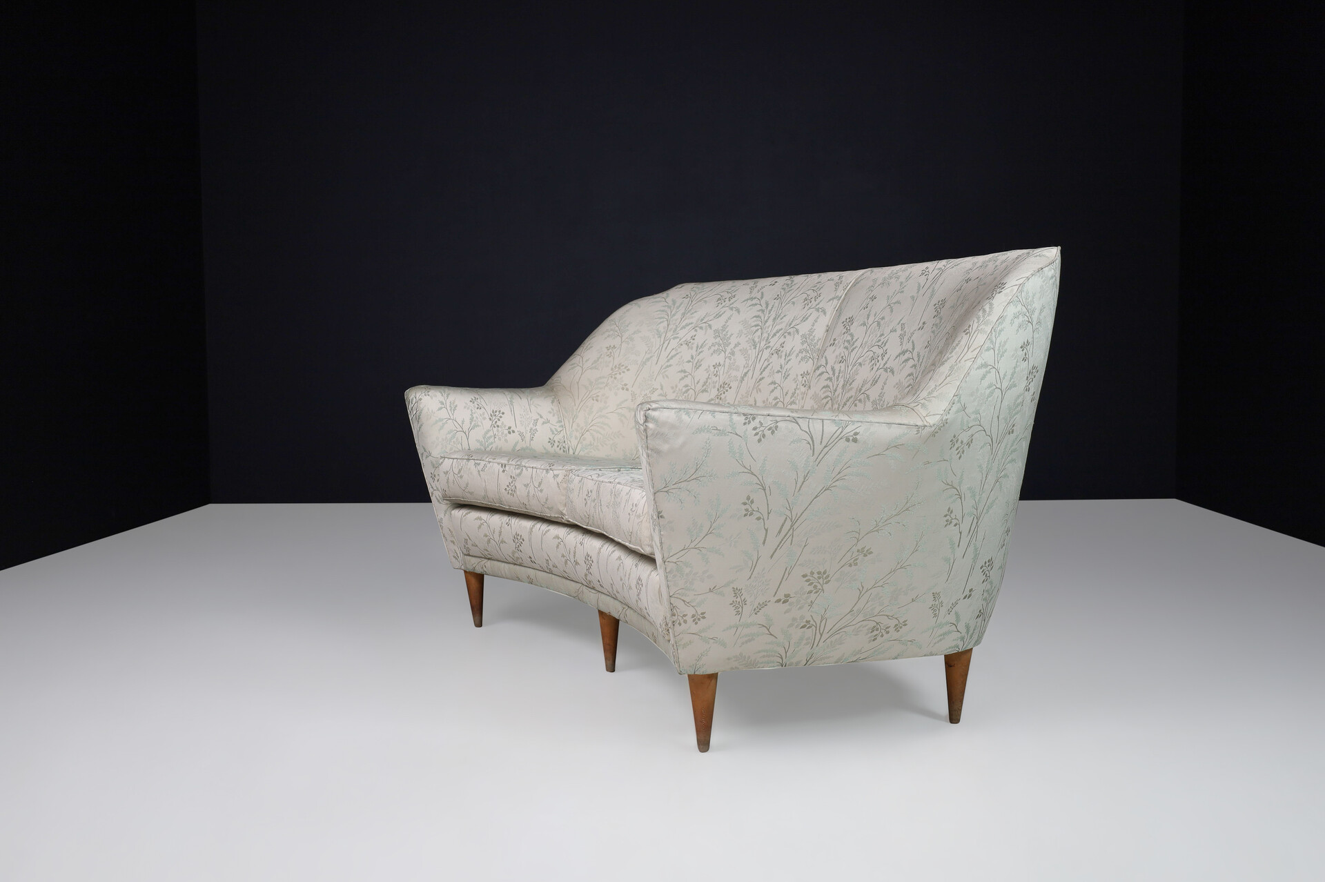 Mid century modern Ico Parisi Sofa in Leaf Motif Fabric and Tapered Wooden Legs, Italy 1950s Mid-20th century