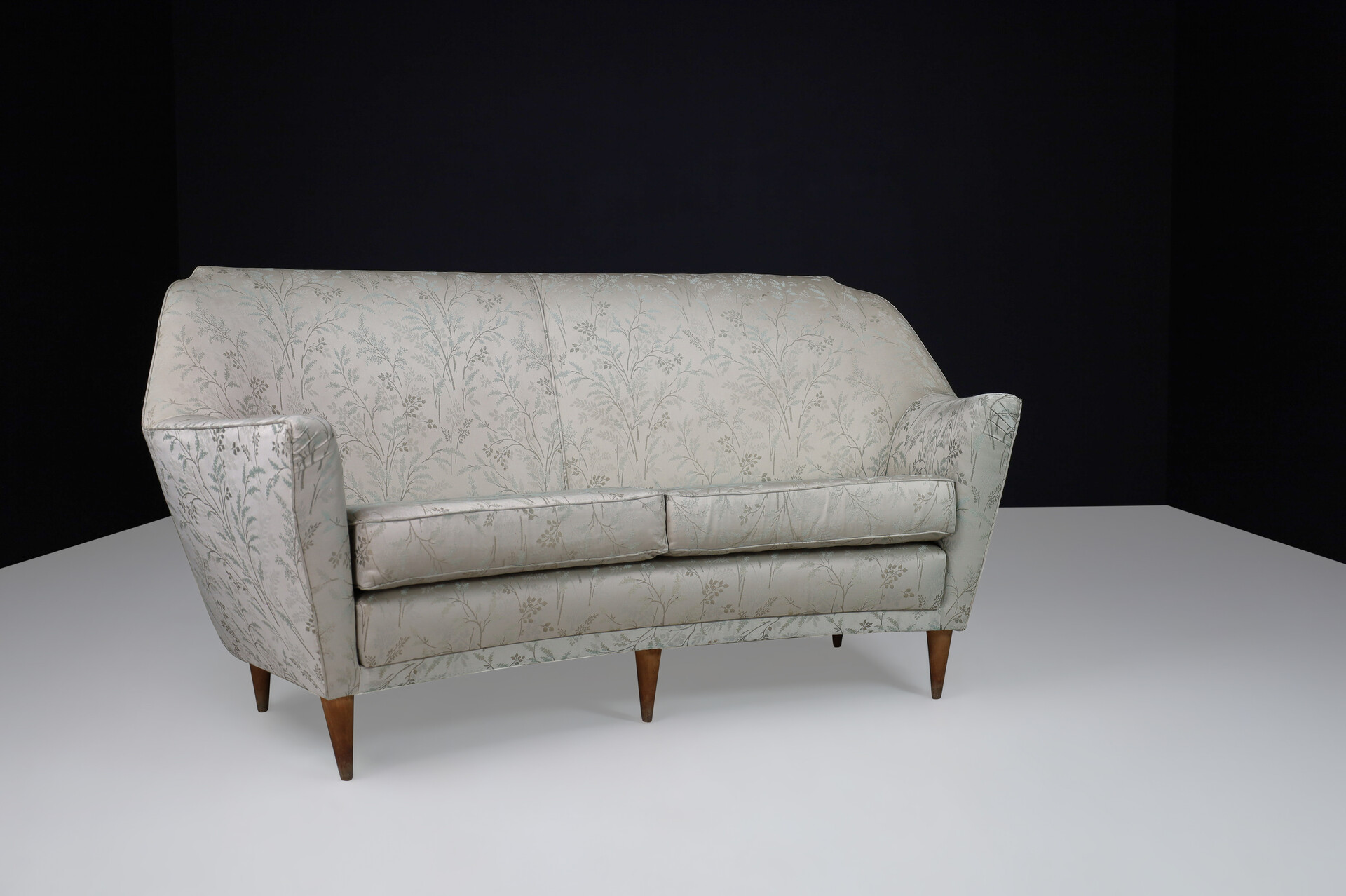Mid century modern Ico Parisi Sofa in Leaf Motif Fabric and Tapered Wooden Legs, Italy 1950s Mid-20th century