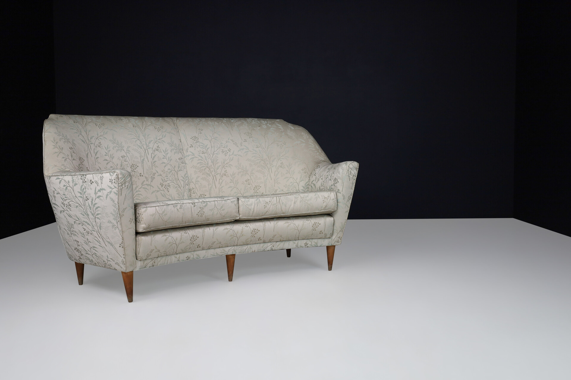 Mid century modern Ico Parisi Sofa in Leaf Motif Fabric and Tapered Wooden Legs, Italy 1950s Mid-20th century