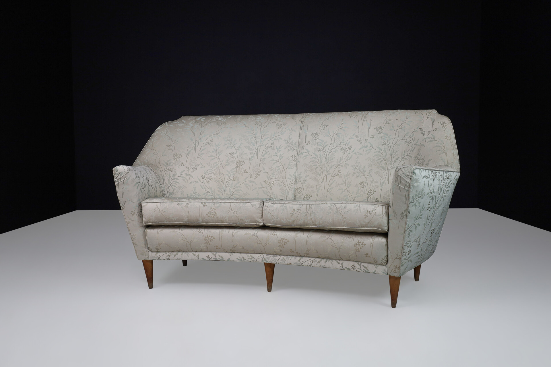 Mid century modern Ico Parisi Sofa in Leaf Motif Fabric and Tapered Wooden Legs, Italy 1950s Mid-20th century