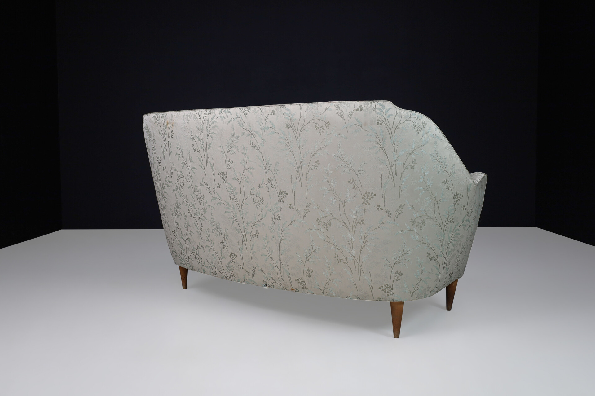 Mid century modern Ico Parisi Sofa in Leaf Motif Fabric and Tapered Wooden Legs, Italy 1950s Mid-20th century
