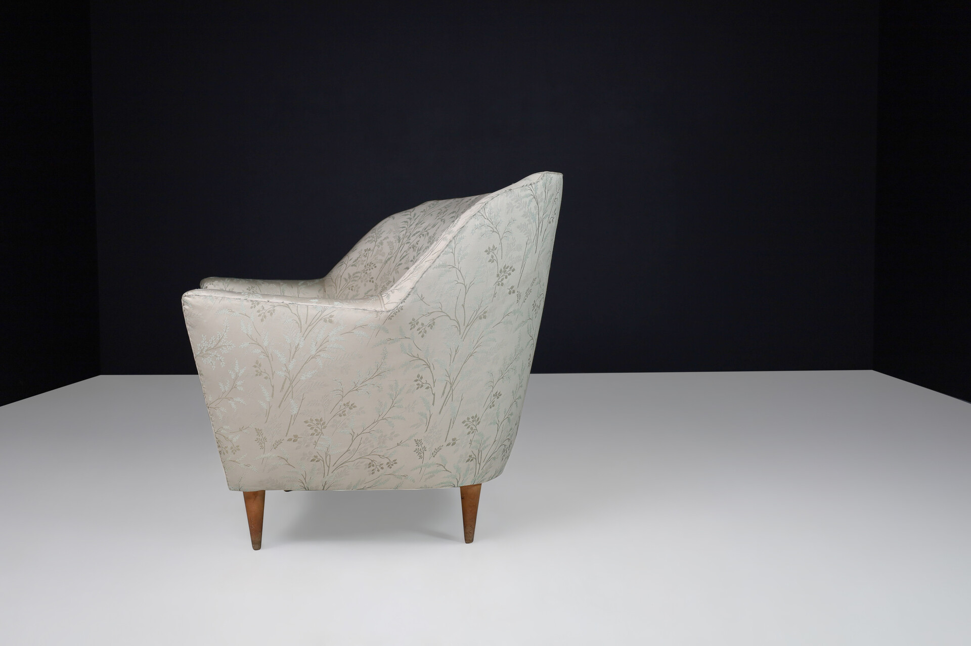 Mid century modern Ico Parisi Sofa in Leaf Motif Fabric and Tapered Wooden Legs, Italy 1950s Mid-20th century