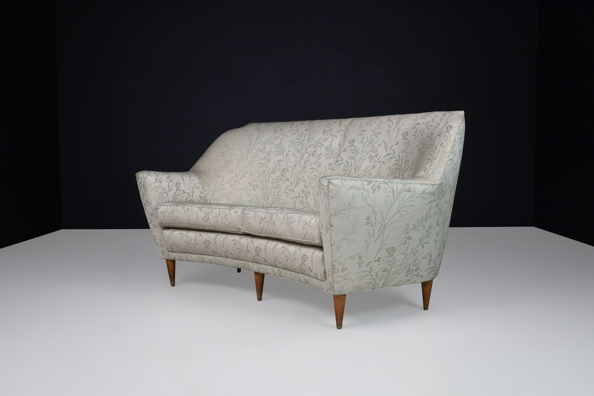 Mid century modern Ico Parisi Sofa in Leaf Motif Fabric and Tapered Wooden Legs, Italy 1950s Mid-20th century