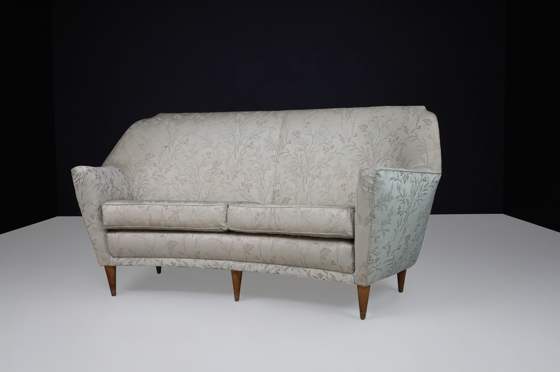 Mid century modern Ico Parisi Sofa in Leaf Motif Fabric and Tapered Wooden Legs, Italy 1950s Mid-20th century
