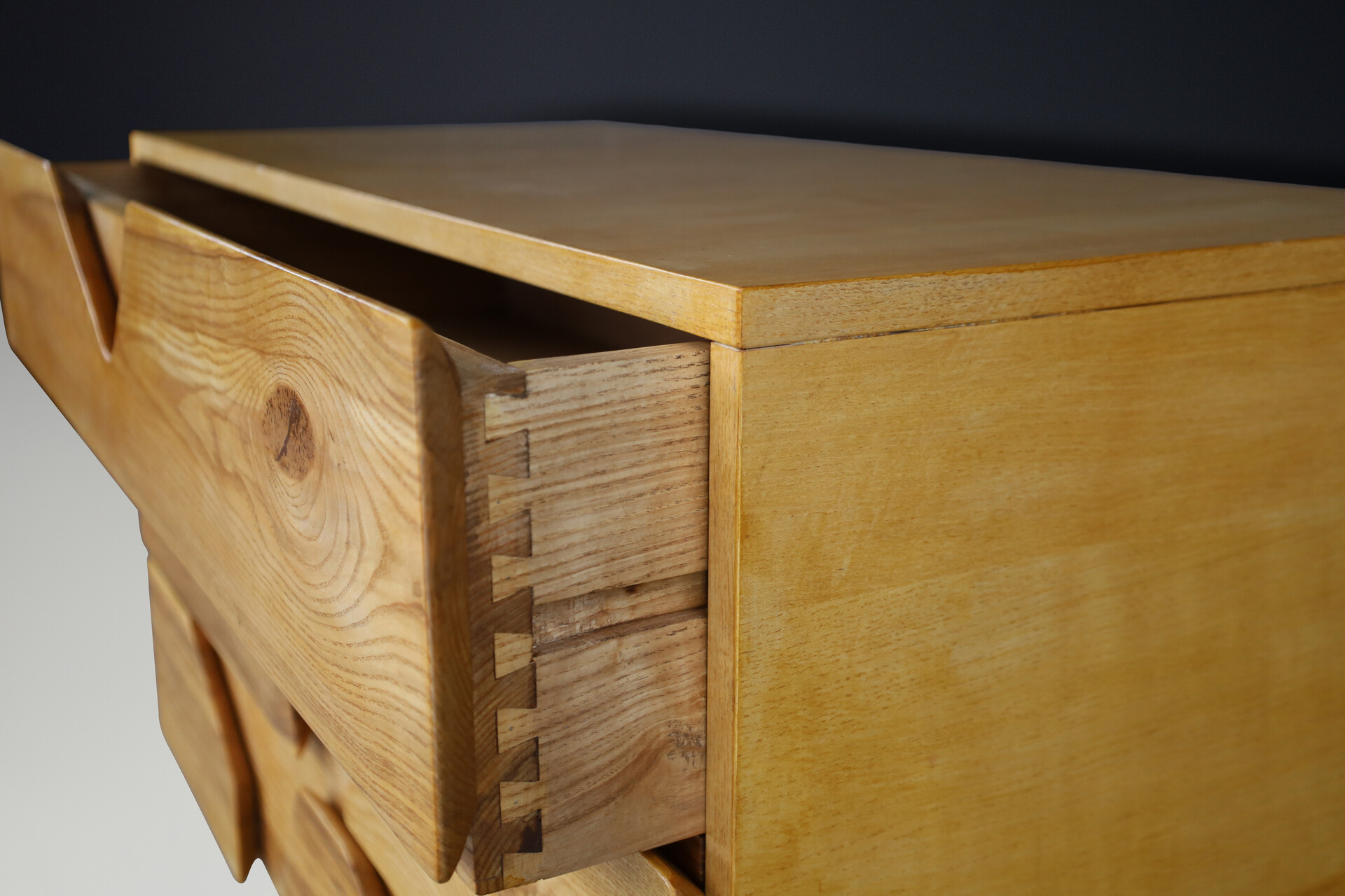 Mid century modern Italian Architectural Wall-Mounted Chest, Gio Ponti Style, Brass Leg, 1960s Mid-20th century