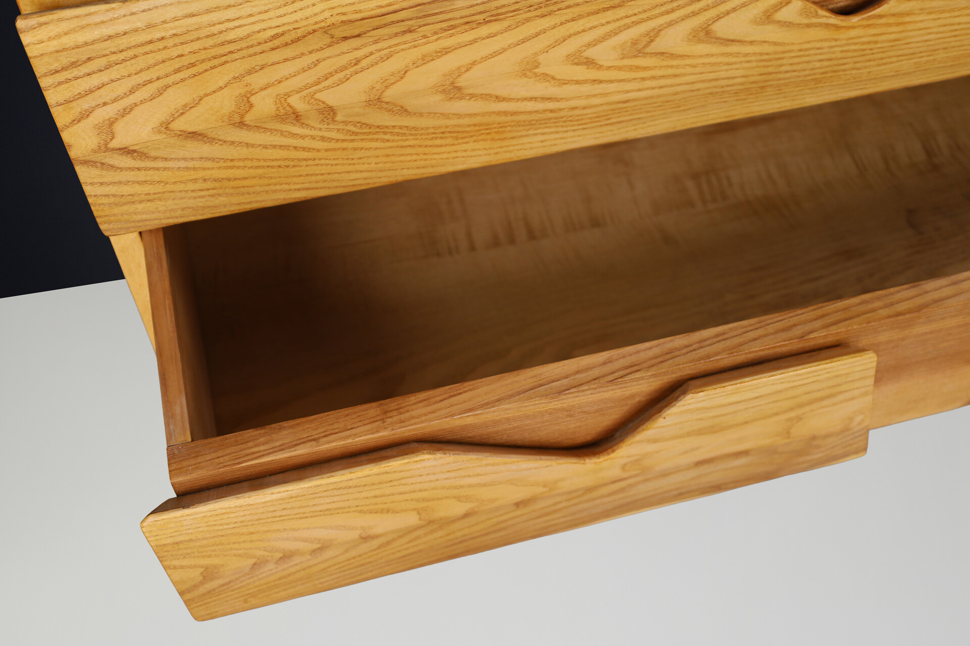 Mid century modern Italian Architectural Wall-Mounted Chest, Gio Ponti Style, Brass Leg, 1960s Mid-20th century