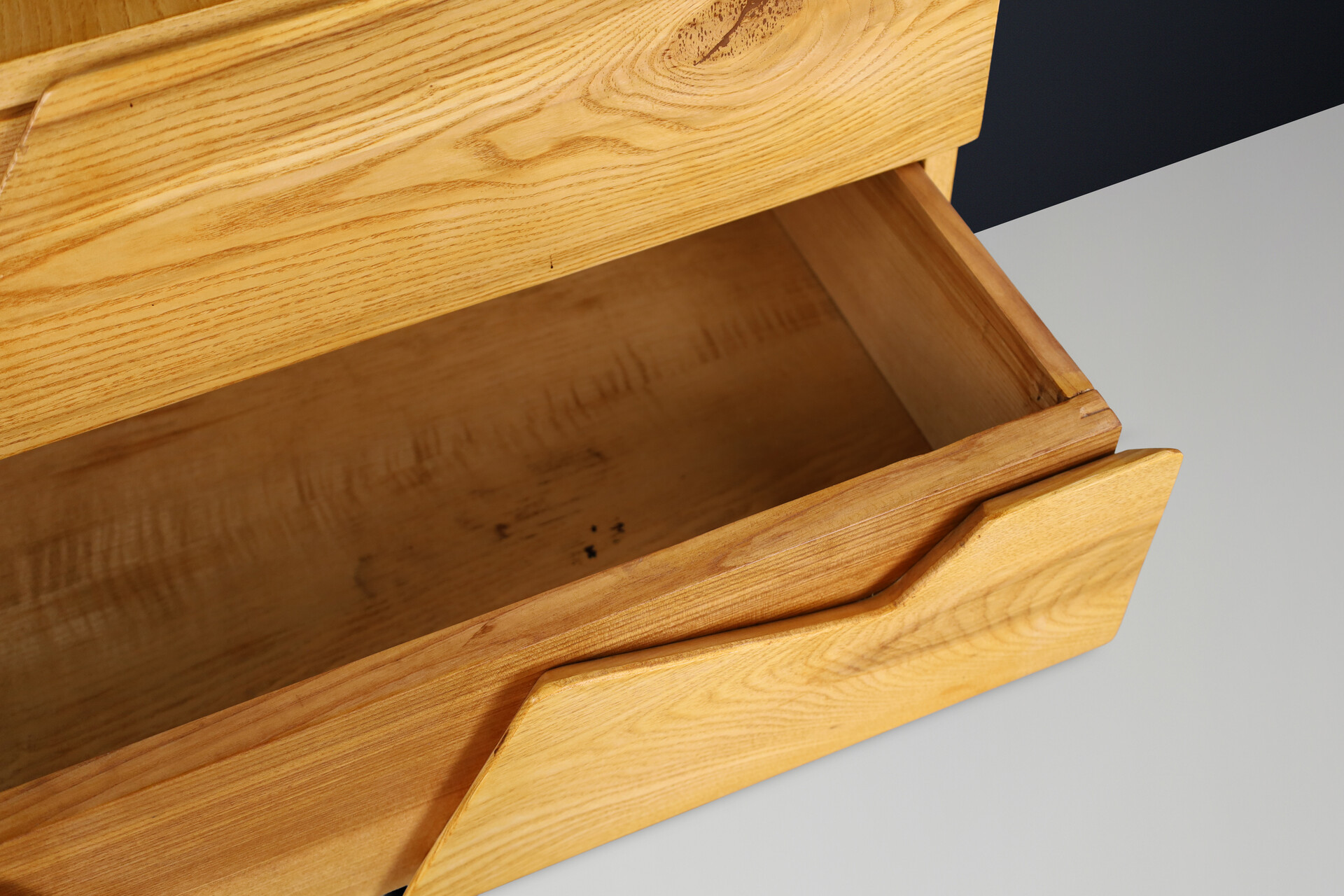 Mid century modern Italian Architectural Wall-Mounted Chest, Gio Ponti Style, Brass Leg, 1960s Mid-20th century