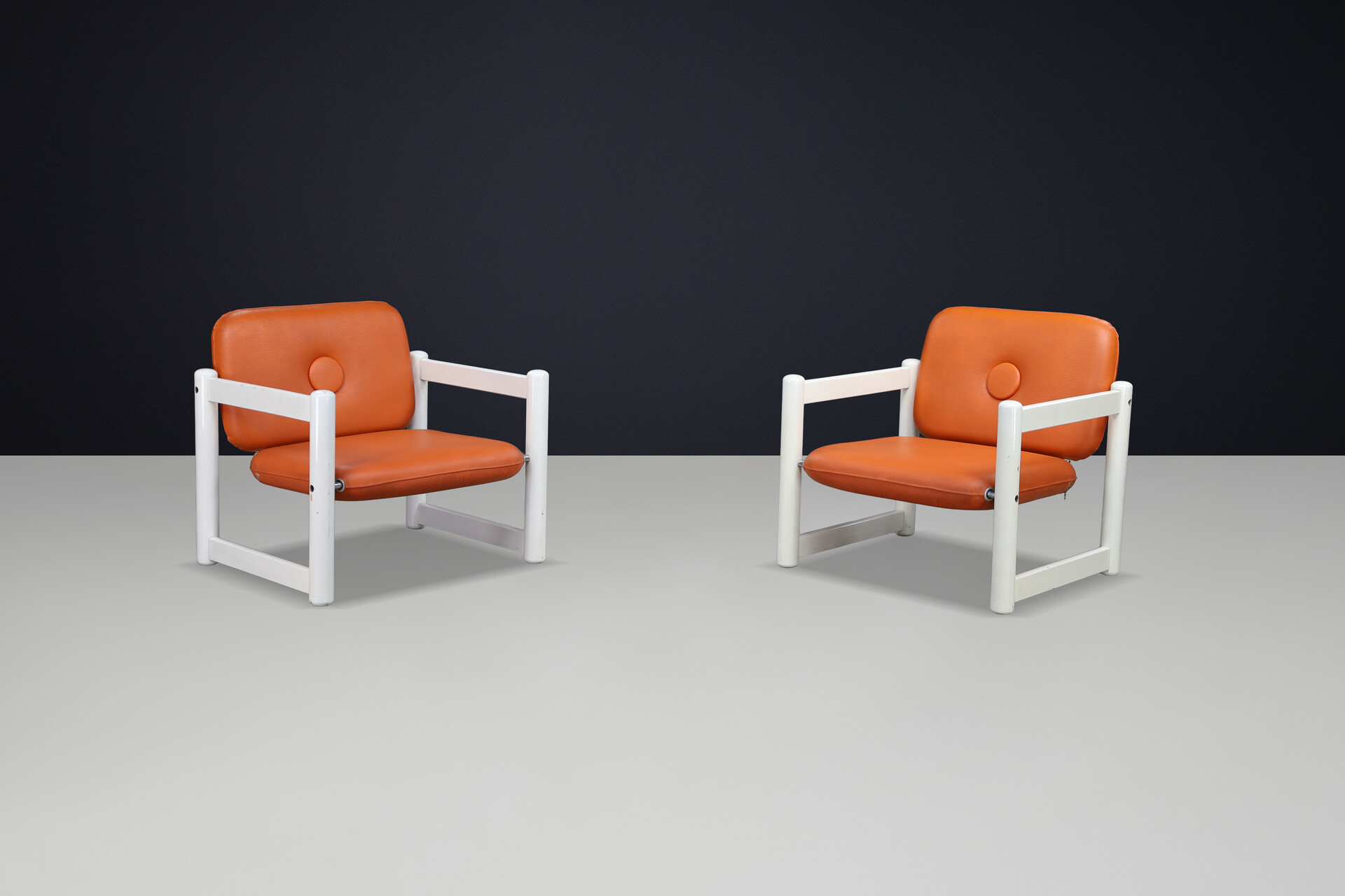 Mid century modern Italian Low Lounge Chairs in White Wood & Cognac Skai, 1970s Mid-20th century
