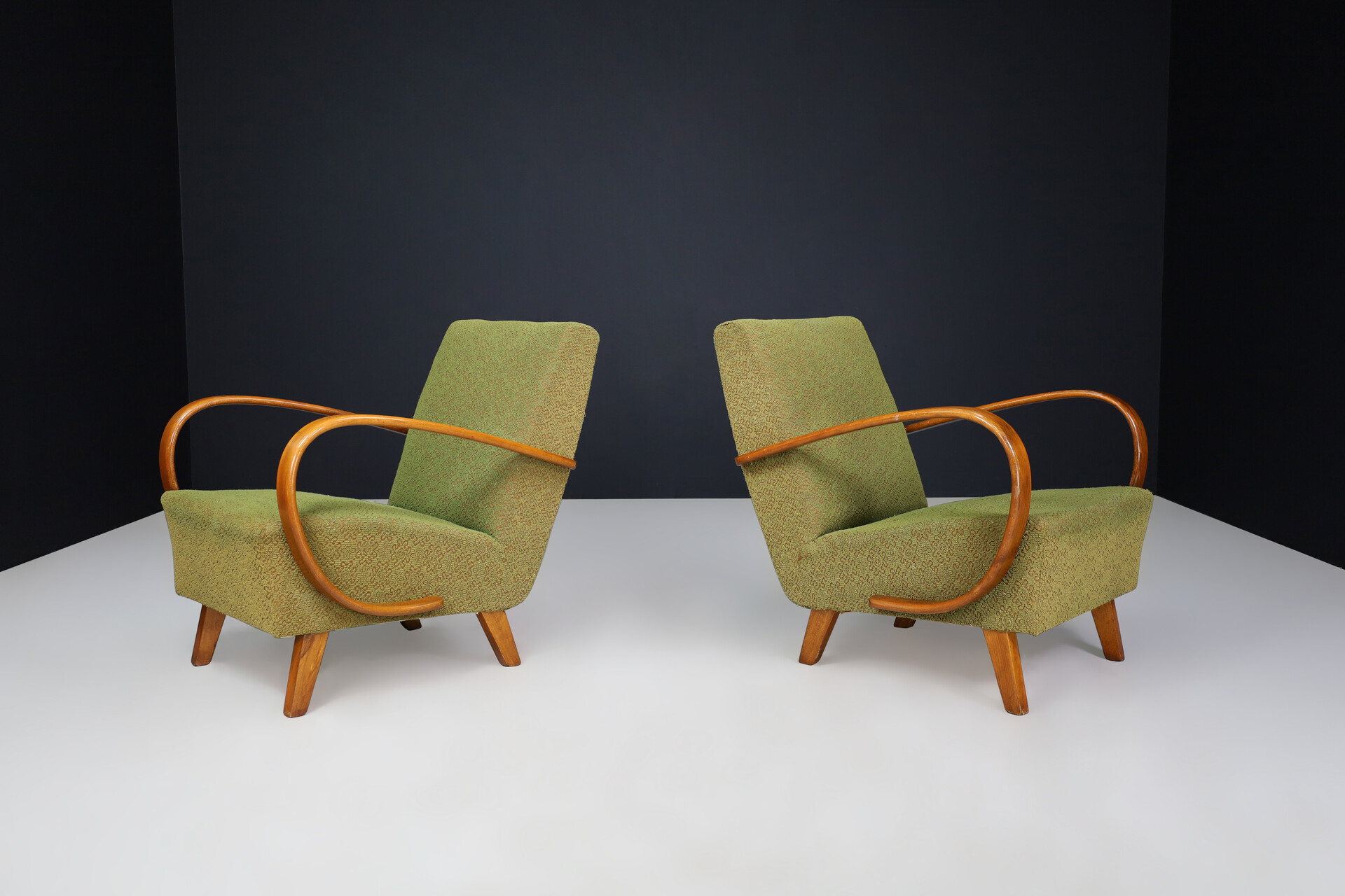 Mid century modern Jindrich Halabala bentwood Art-Deco Arm Chairs, Praque 1940s Mid-20th century