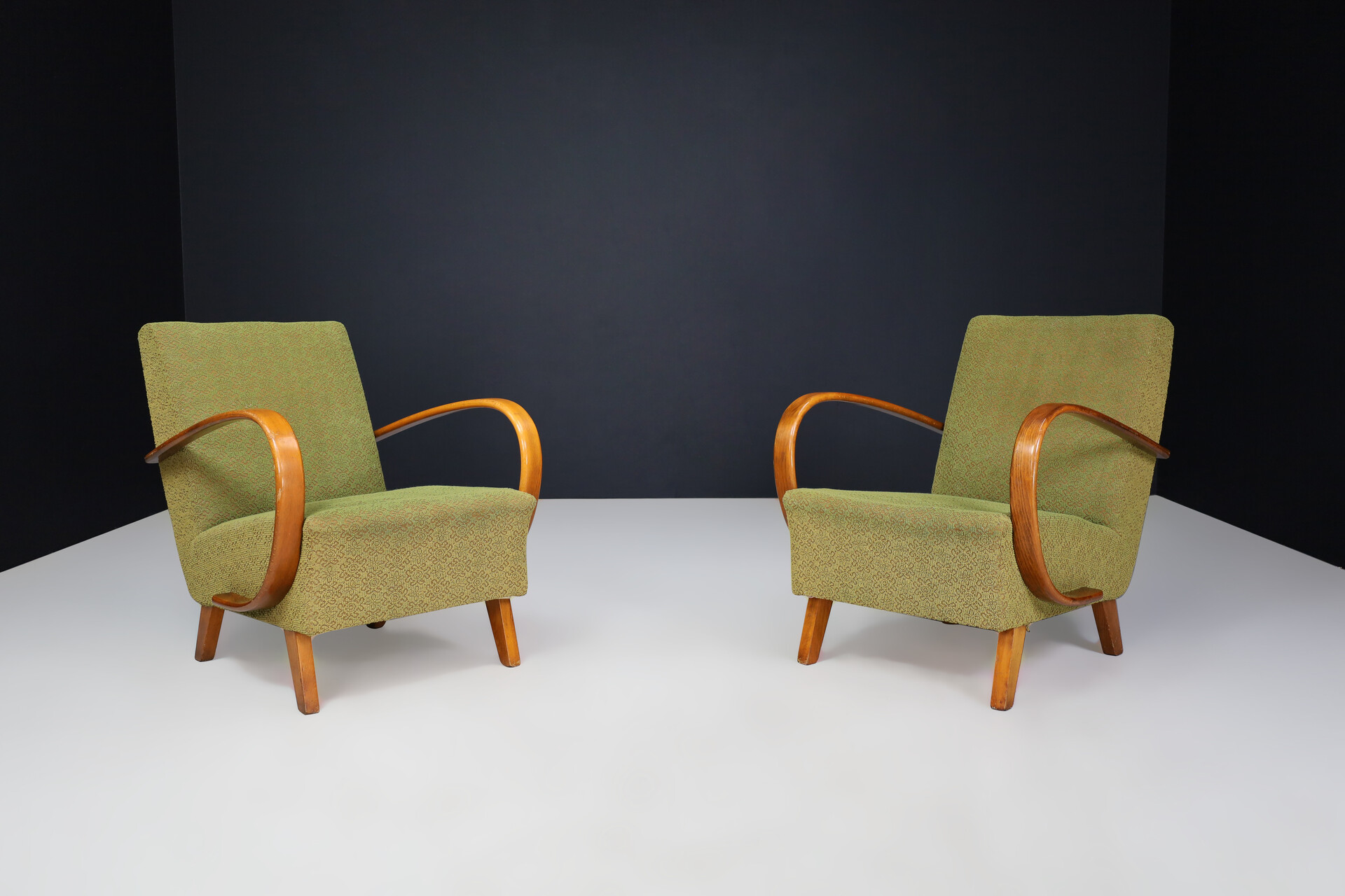 Mid century modern Jindrich Halabala bentwood Art-Deco Arm Chairs, Praque 1940s Mid-20th century