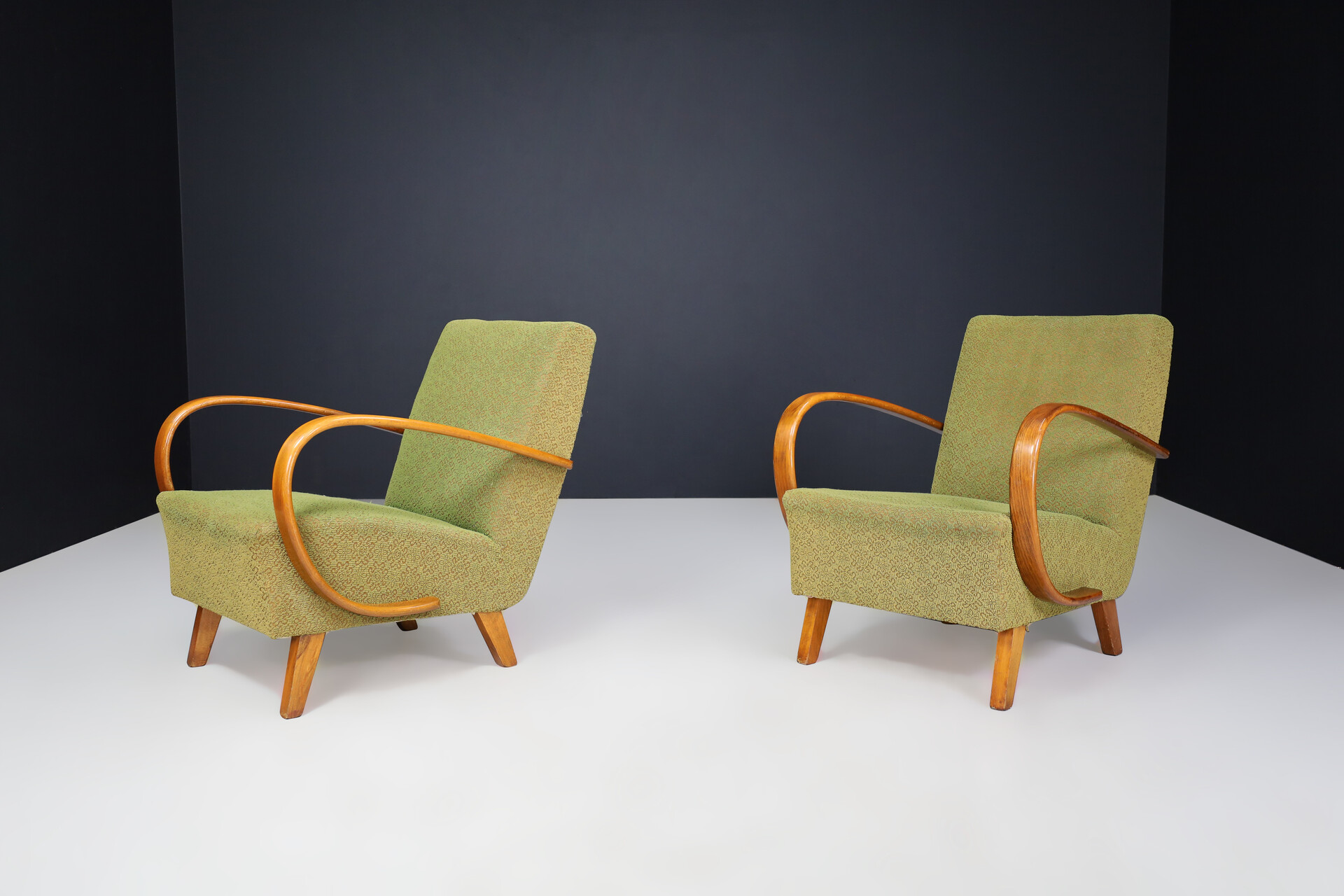 Mid century modern Jindrich Halabala bentwood Art-Deco Arm Chairs, Praque 1940s Mid-20th century