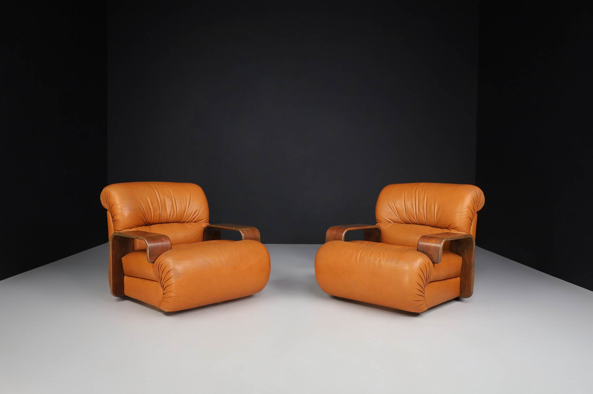 Mid century modern Large bentwood and cognac leather lounge chairs, Italy 1970s Late-20th century