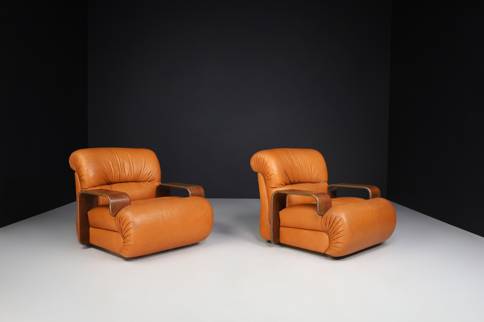 Mid century modern Large bentwood and cognac leather lounge chairs, Italy 1970s Late-20th century