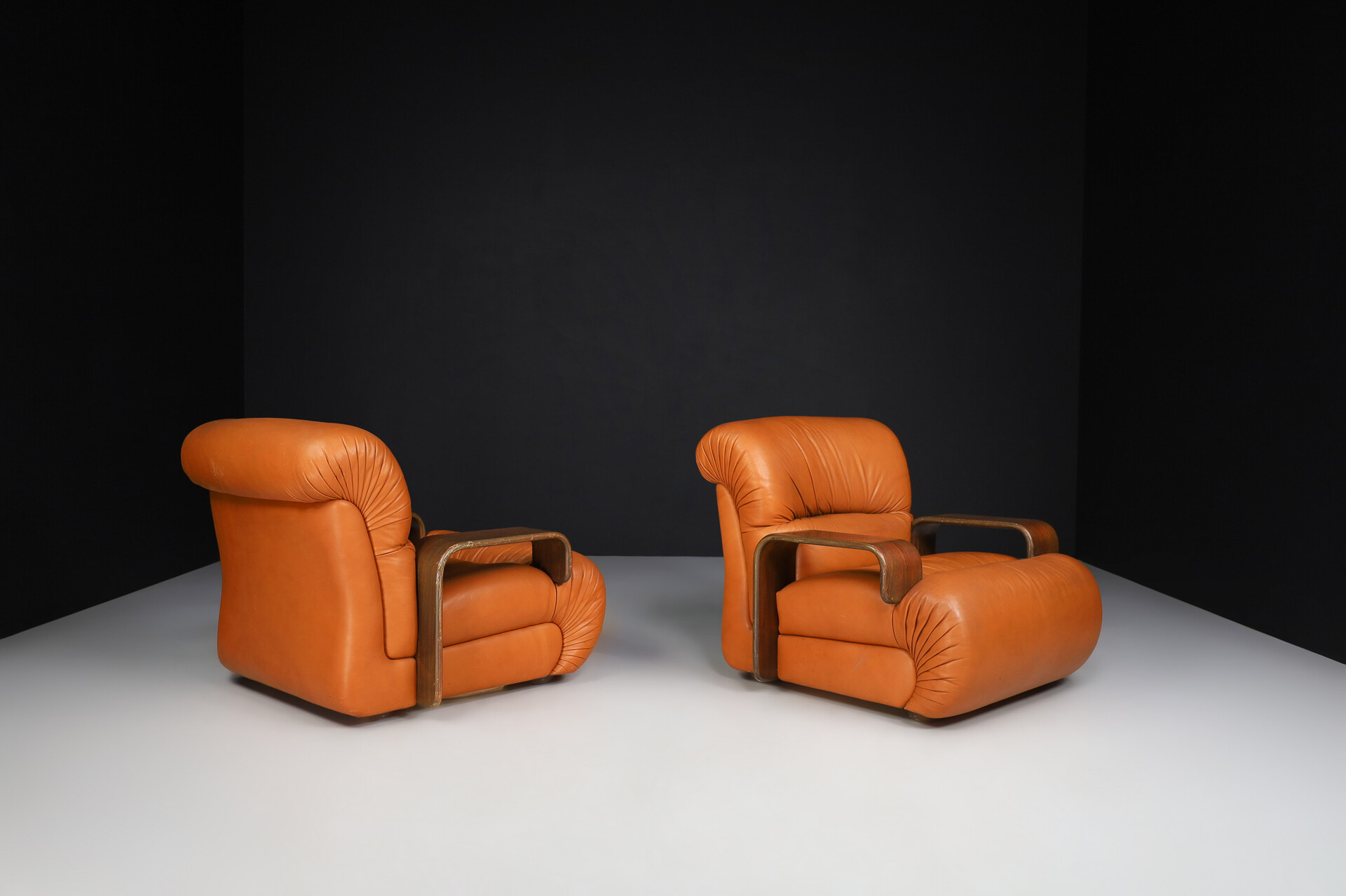 Mid century modern Large bentwood and cognac leather lounge chairs, Italy 1970s Late-20th century