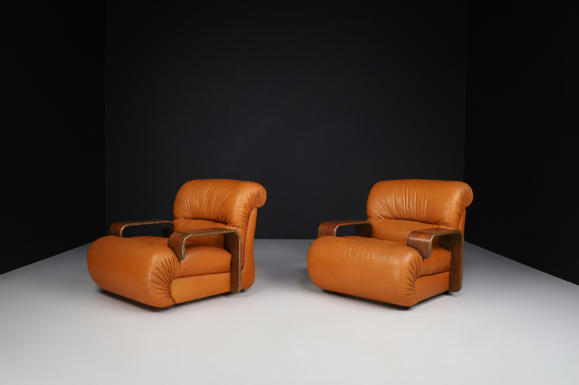 Mid century modern Large bentwood and cognac leather lounge chairs, Italy 1970s Late-20th century