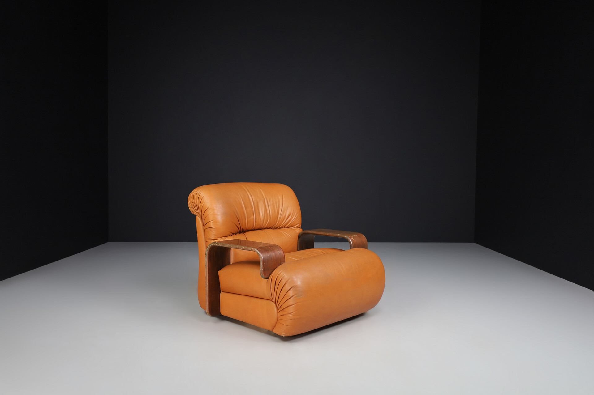 Mid century modern Large bentwood and cognac leather lounge chairs, Italy 1970s Late-20th century