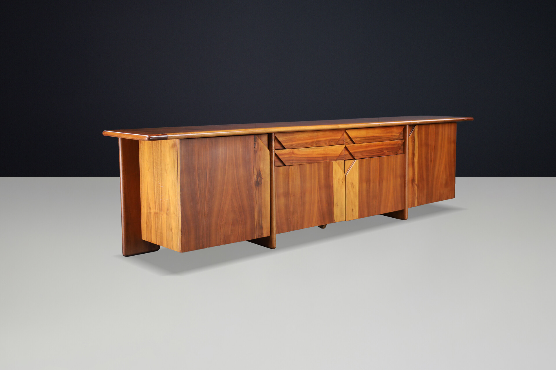 Mid century modern Large Italian Walnut Sideboard by Ammannati & Vitelli for Catalano, 1970s Late-20th century