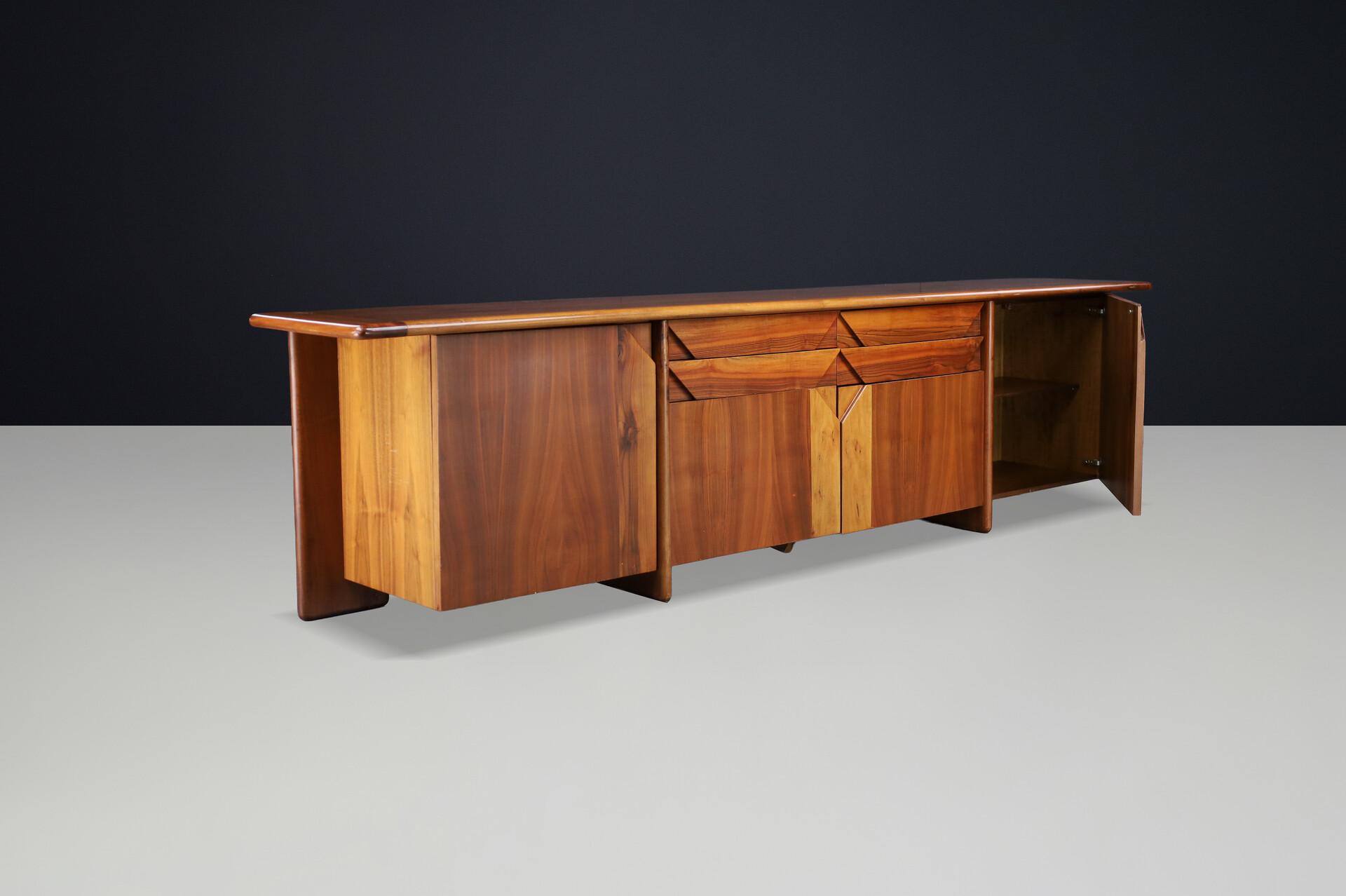 Mid century modern Large Italian Walnut Sideboard by Ammannati & Vitelli for Catalano, 1970s Late-20th century